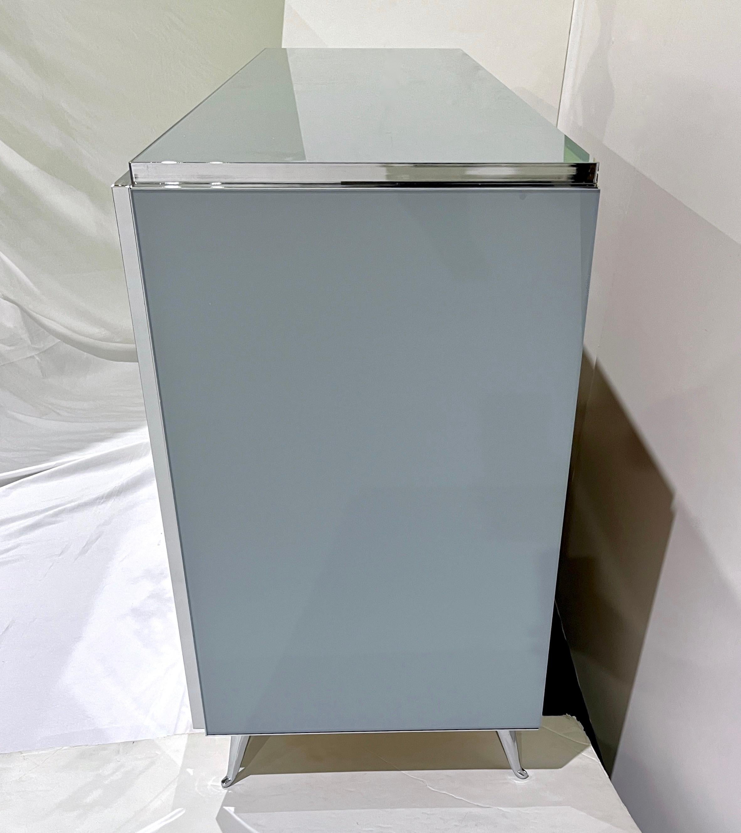 Anpassbarer italienischer postmoderner Schrank/Sideboard aus blau-grau-weißem Glas und Nickel im Angebot 2
