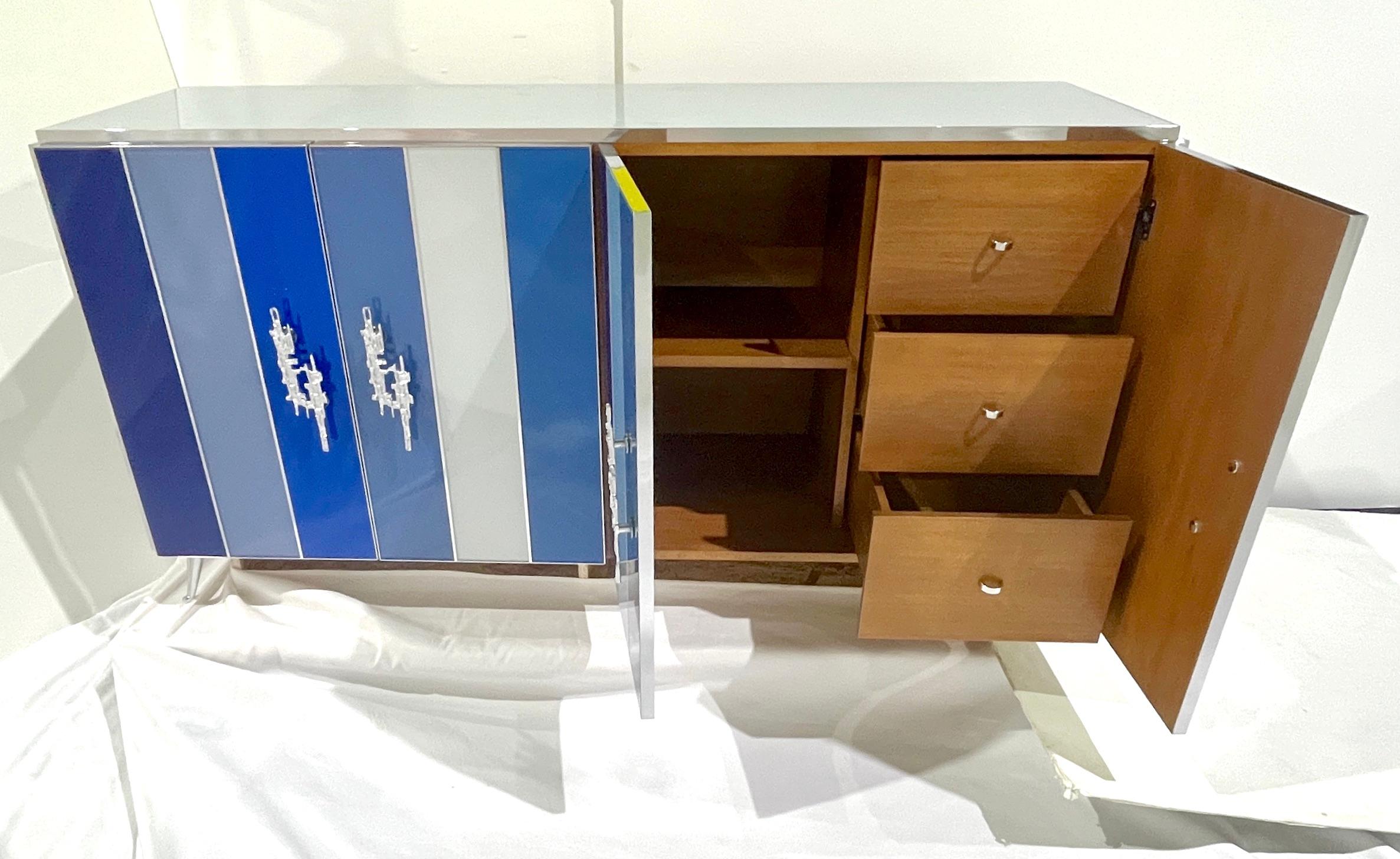 Anpassbarer italienischer postmoderner Schrank/Sideboard aus blau-grau-weißem Glas und Nickel im Angebot 3
