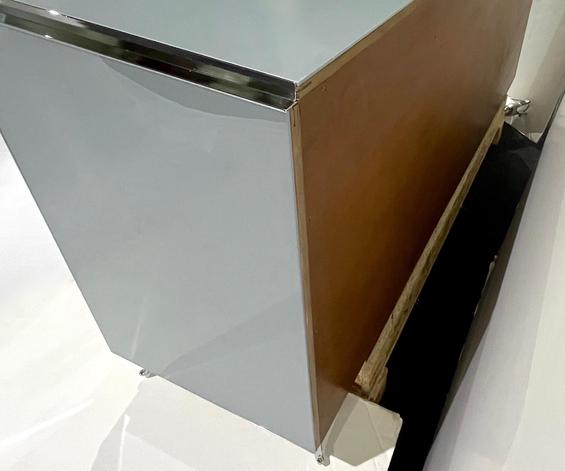 Anpassbarer italienischer postmoderner Schrank/Sideboard aus blau-grau-weißem Glas und Nickel im Zustand „Neu“ im Angebot in New York, NY