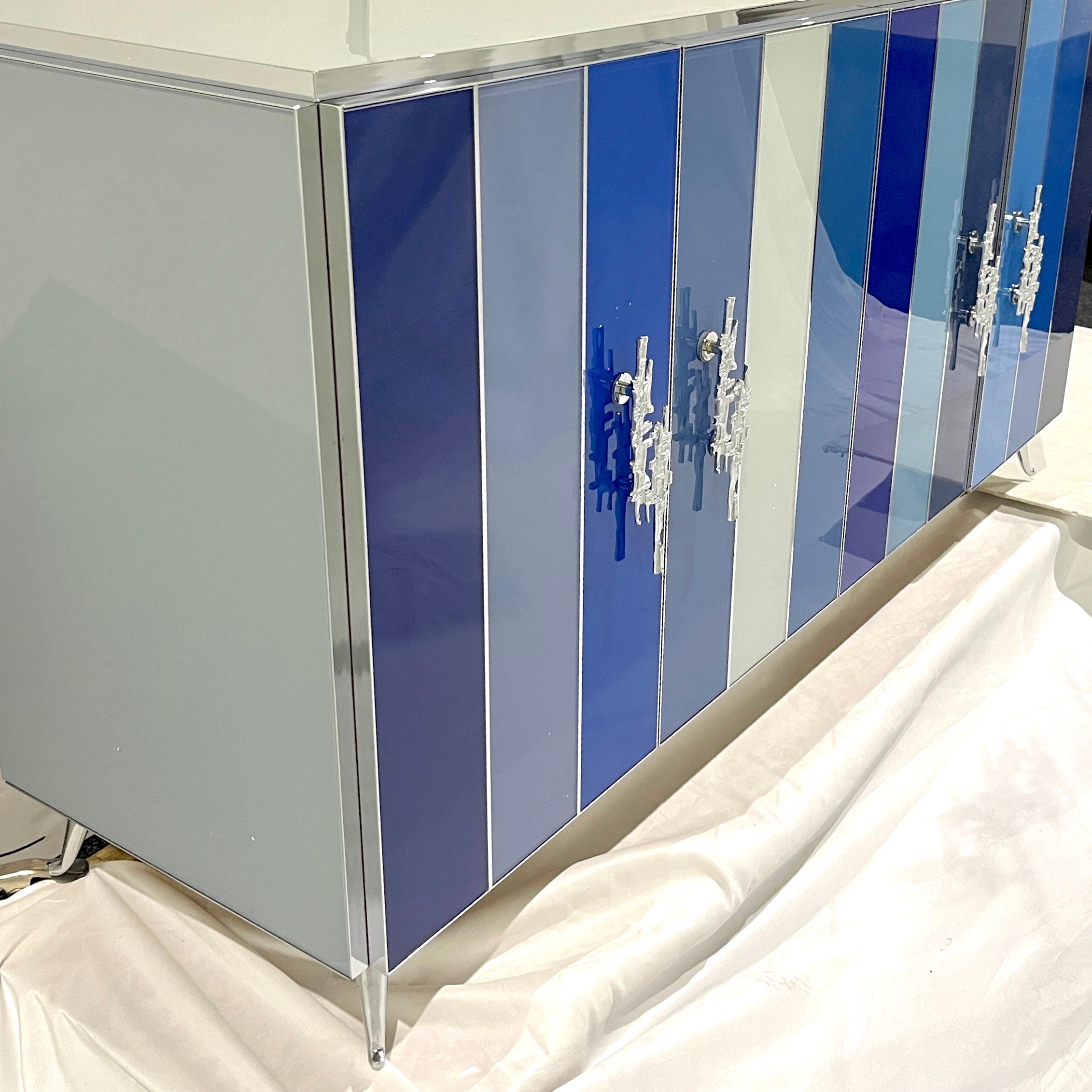 Anpassbarer italienischer postmoderner Schrank/Sideboard aus blau-grau-weißem Glas und Nickel im Angebot 1