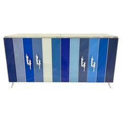 Anpassbarer italienischer postmoderner Schrank/Sideboard aus blau-grau-weißem Glas und Nickel