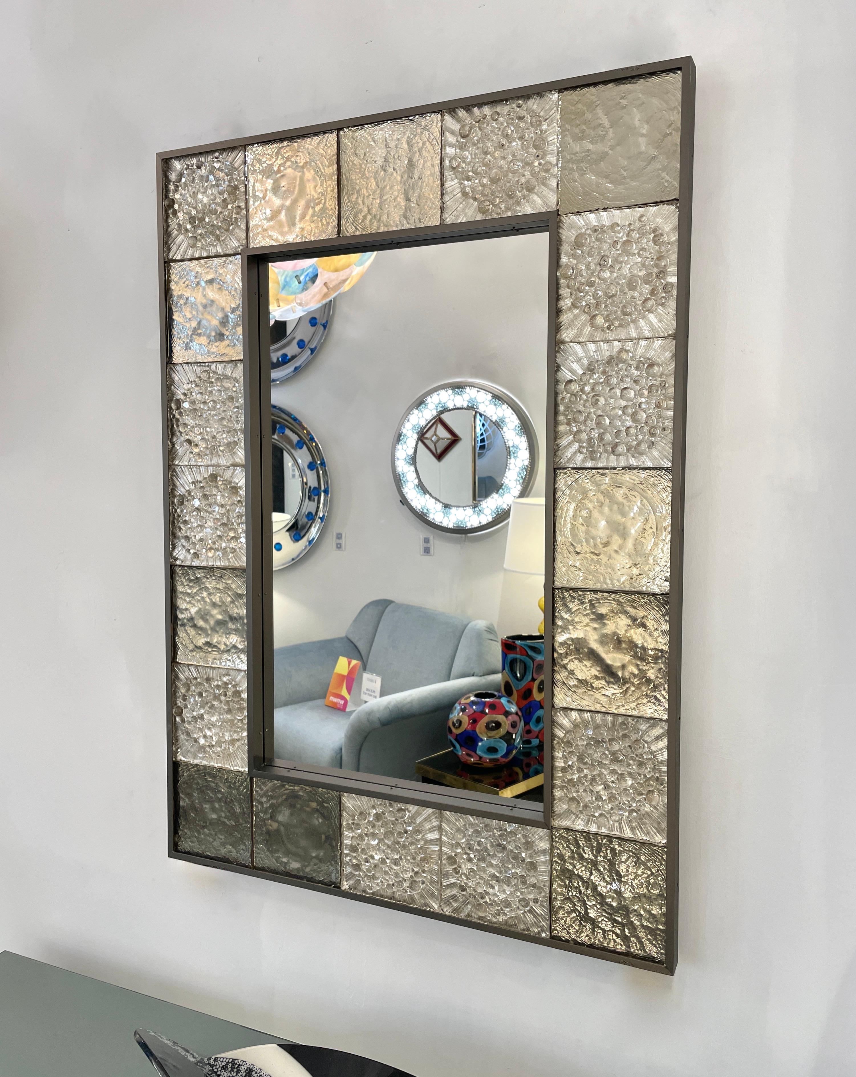 Anpassbarer geometrischer Fliesenspiegel aus italienischem Rauchsilber-Muranoglas mit Geometrischen Metallfliesen im Angebot 3