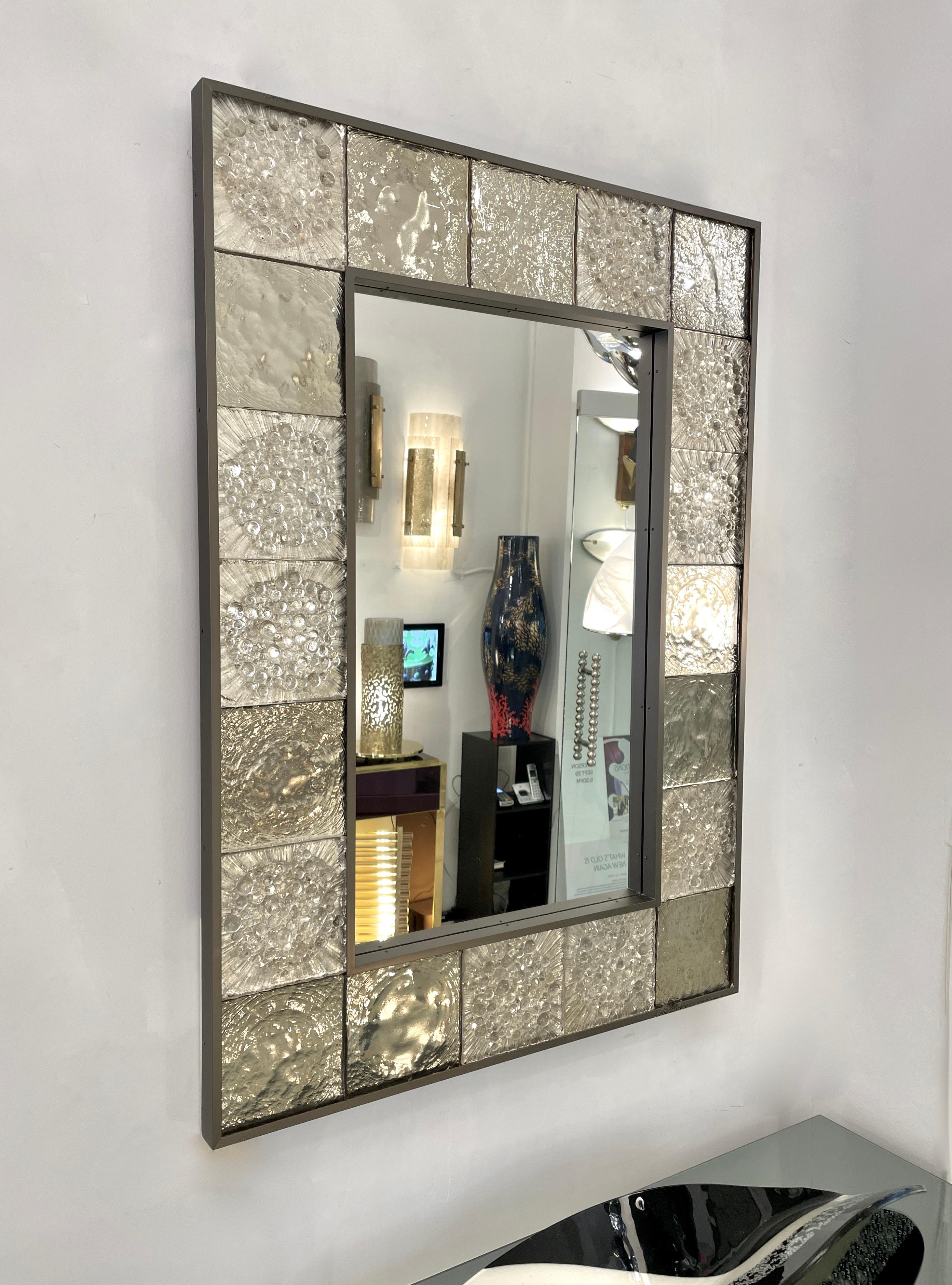 Anpassbarer geometrischer Fliesenspiegel aus italienischem Rauchsilber-Muranoglas mit Geometrischen Metallfliesen (Gemalt) im Angebot