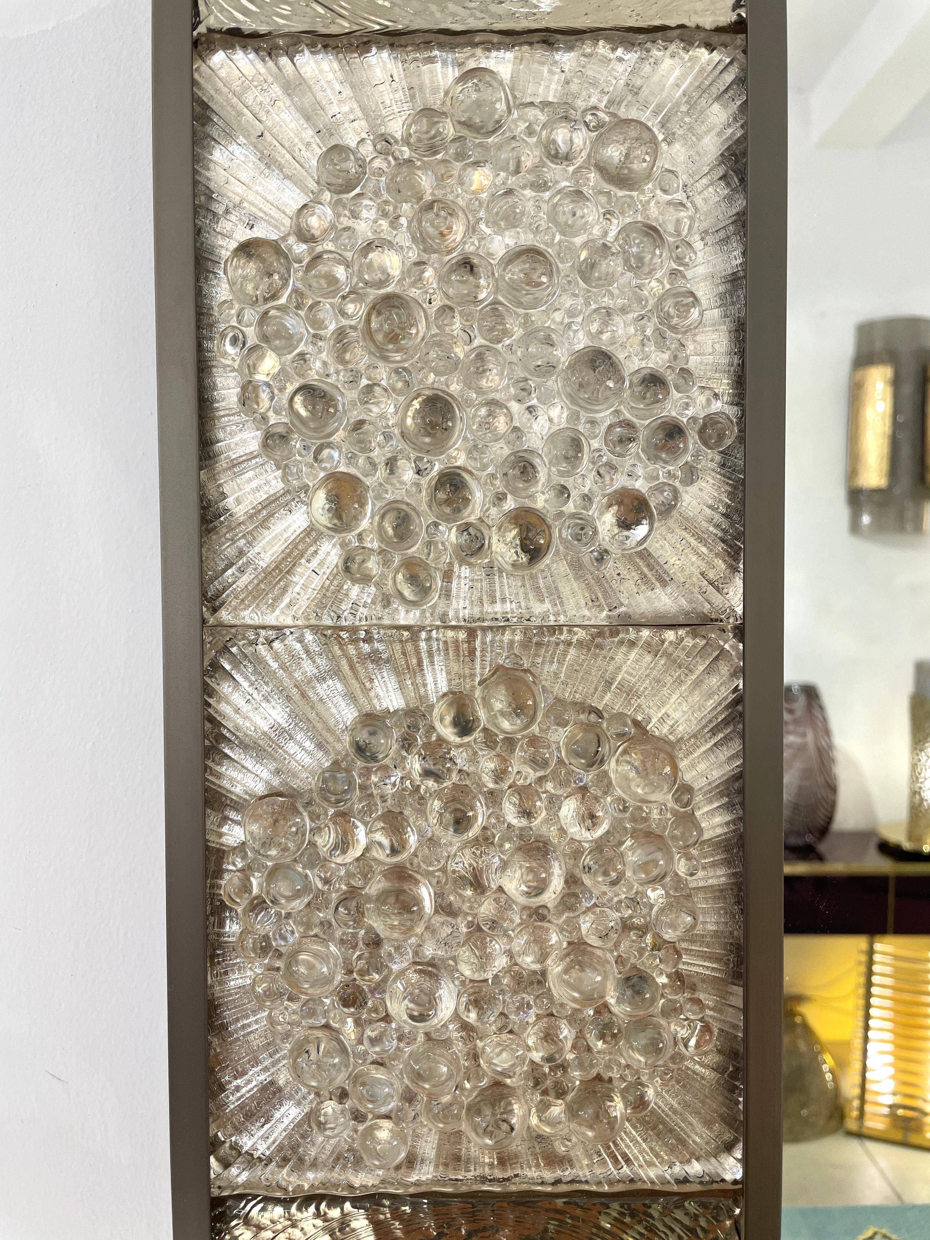 Anpassbarer geometrischer Fliesenspiegel aus italienischem Rauchsilber-Muranoglas mit Geometrischen Metallfliesen (Italienisch) im Angebot