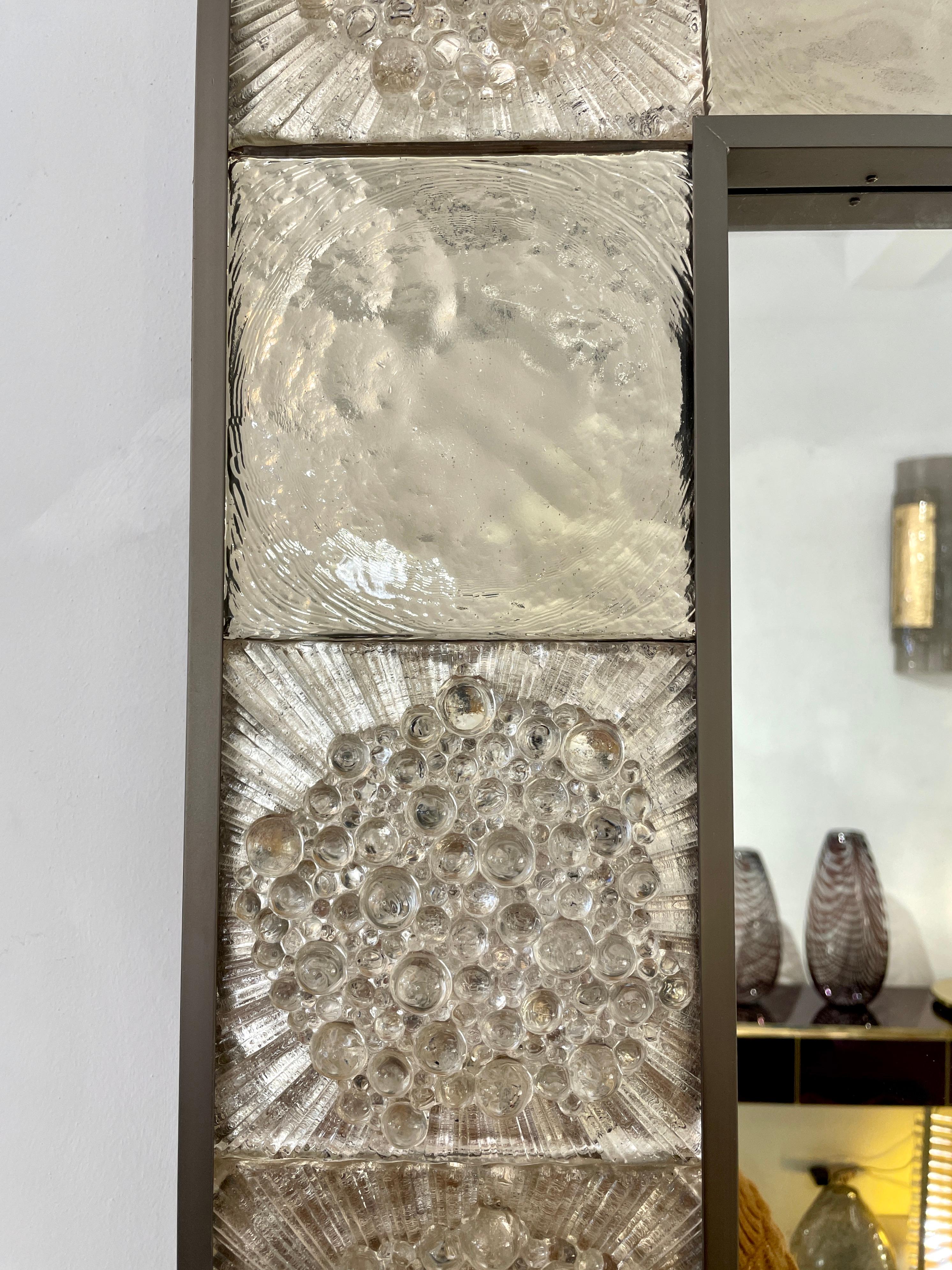 Anpassbarer geometrischer Fliesenspiegel aus italienischem Rauchsilber-Muranoglas mit Geometrischen Metallfliesen (Gemalt) im Angebot