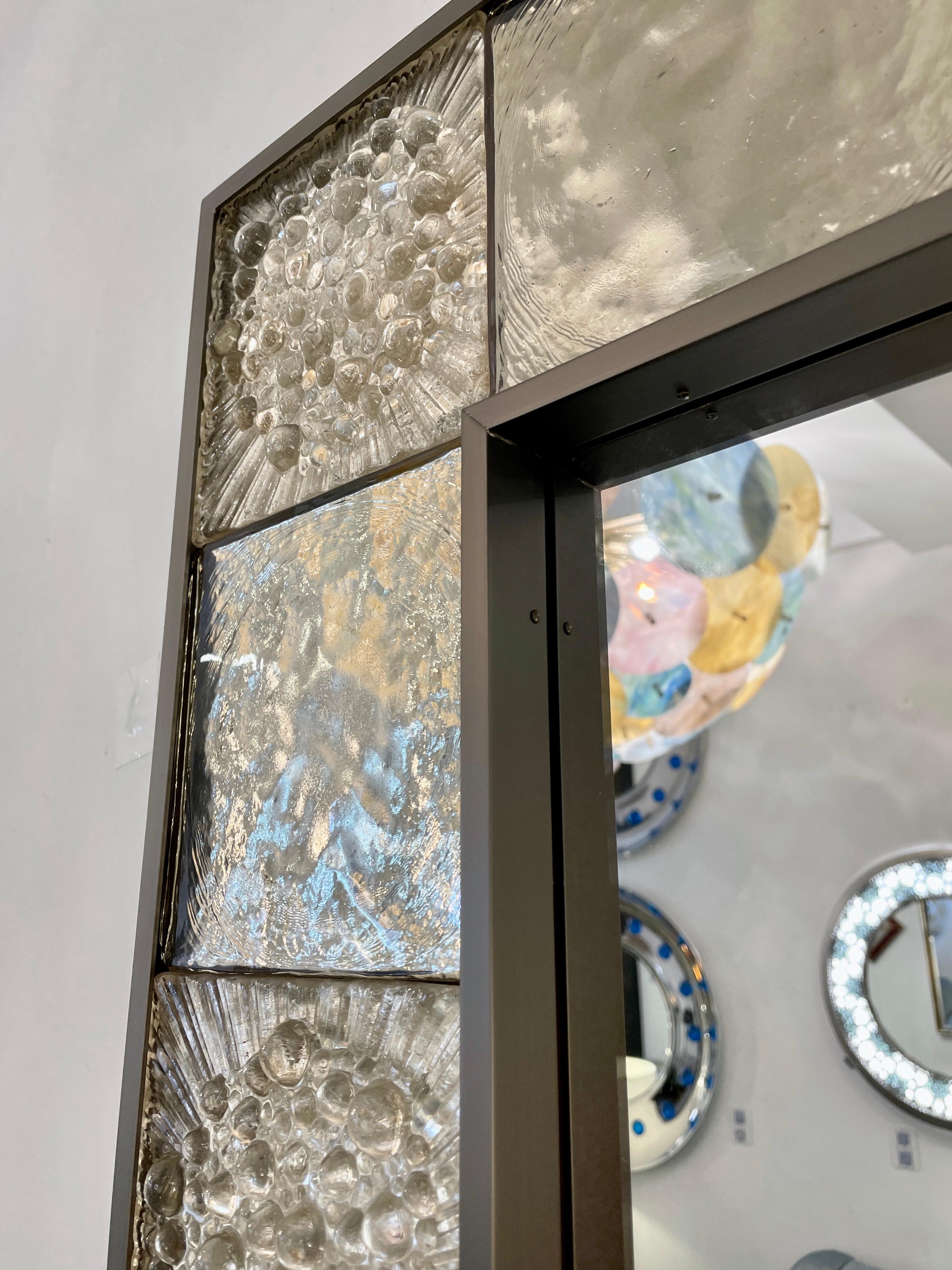 Anpassbarer geometrischer Fliesenspiegel aus italienischem Rauchsilber-Muranoglas mit Geometrischen Metallfliesen im Angebot 1