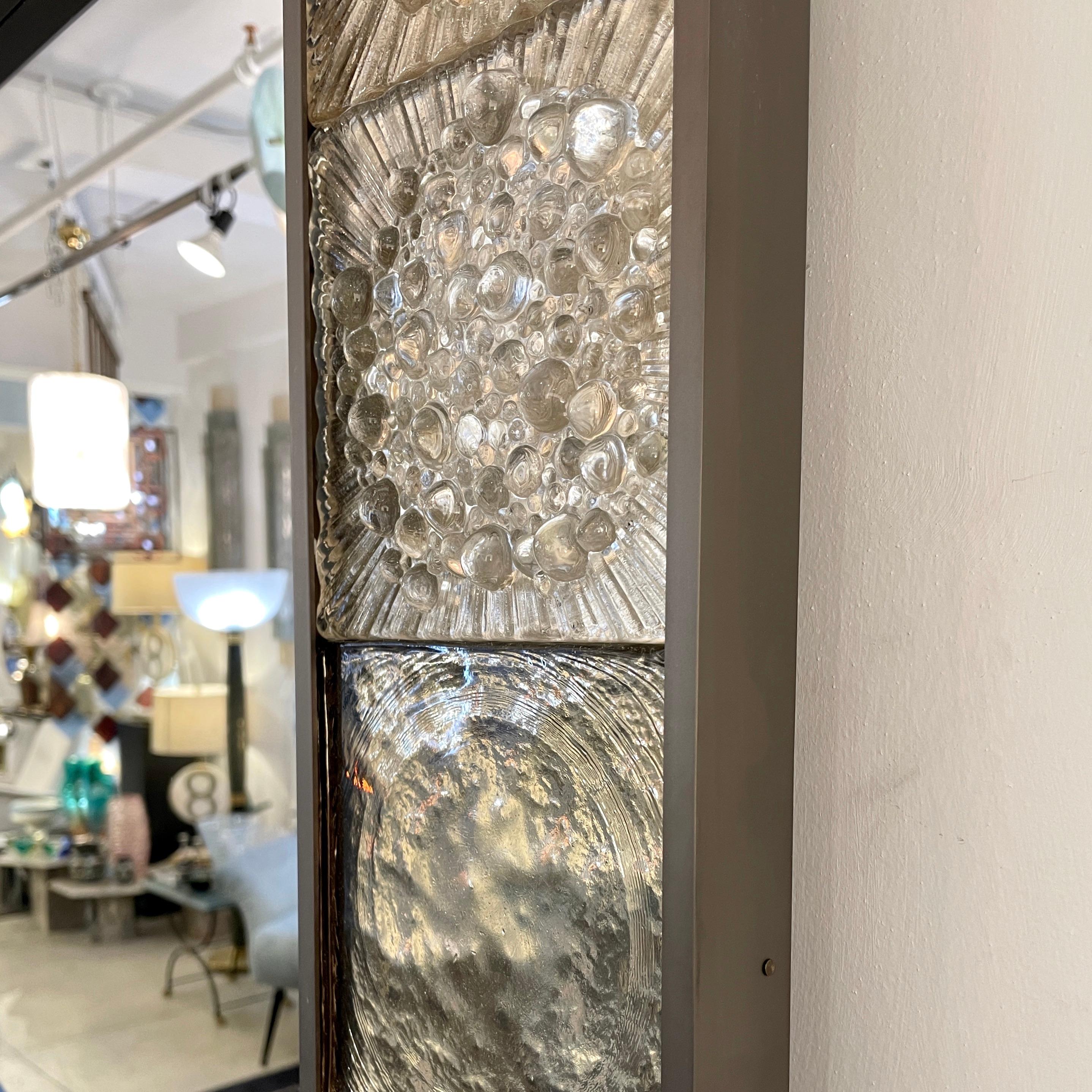 Anpassbarer geometrischer Fliesenspiegel aus italienischem Rauchsilber-Muranoglas mit Geometrischen Metallfliesen (21. Jahrhundert und zeitgenössisch) im Angebot