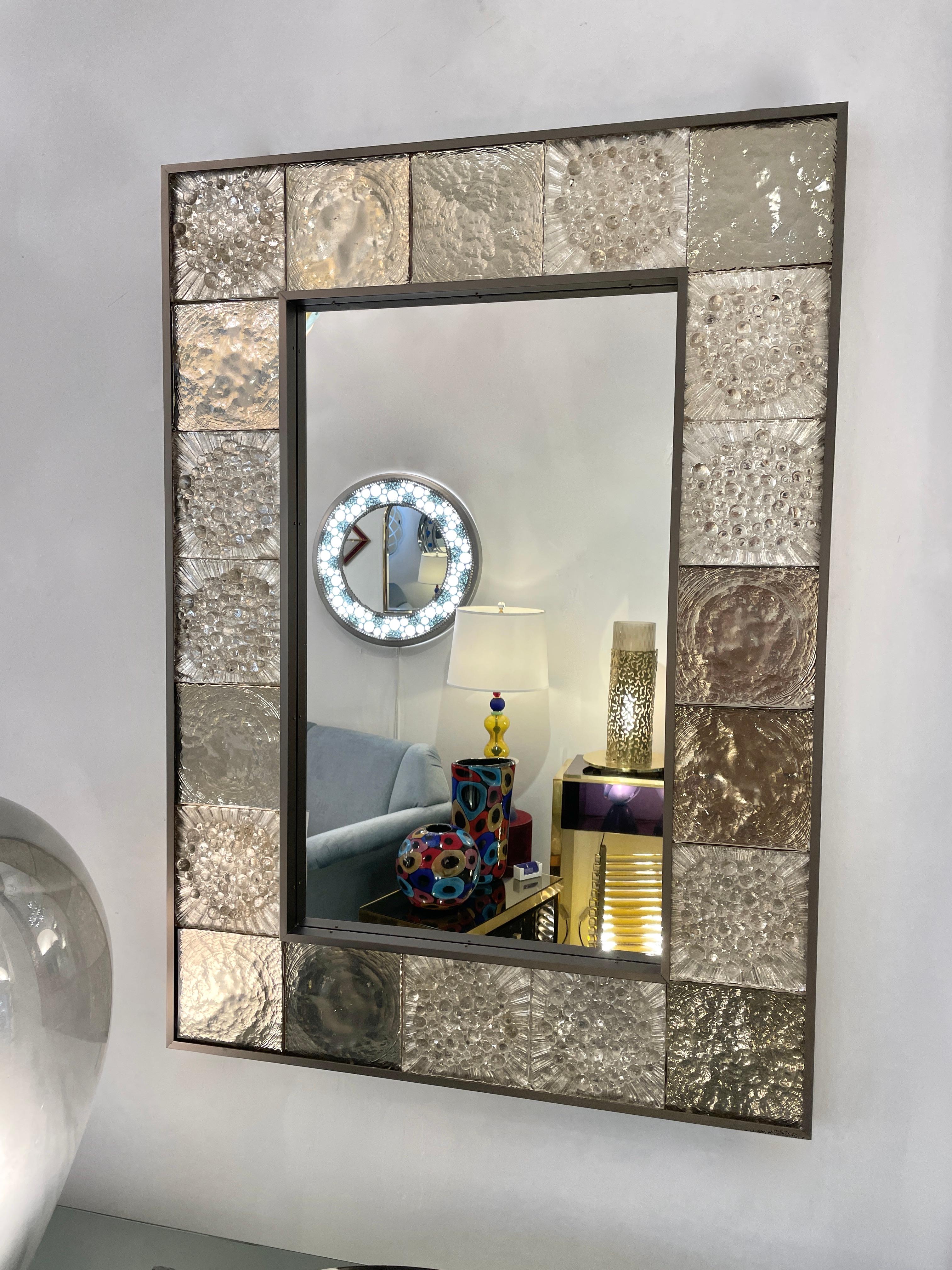 Anpassbarer geometrischer Fliesenspiegel aus italienischem Rauchsilber-Muranoglas mit Geometrischen Metallfliesen (Blattsilber) im Angebot