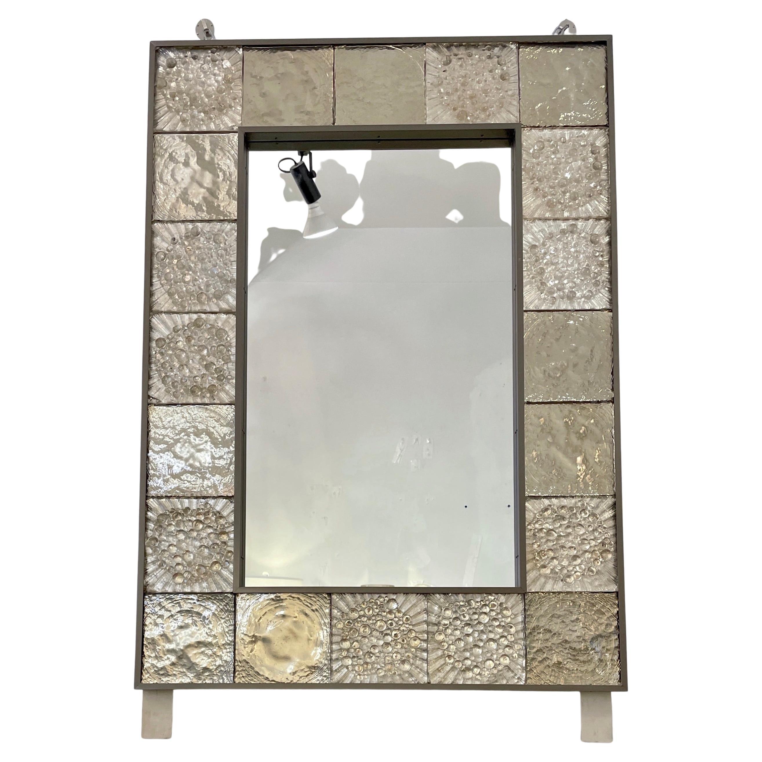 Anpassbarer geometrischer Fliesenspiegel aus italienischem Rauchsilber-Muranoglas mit Geometrischen Metallfliesen (Industriell) im Angebot