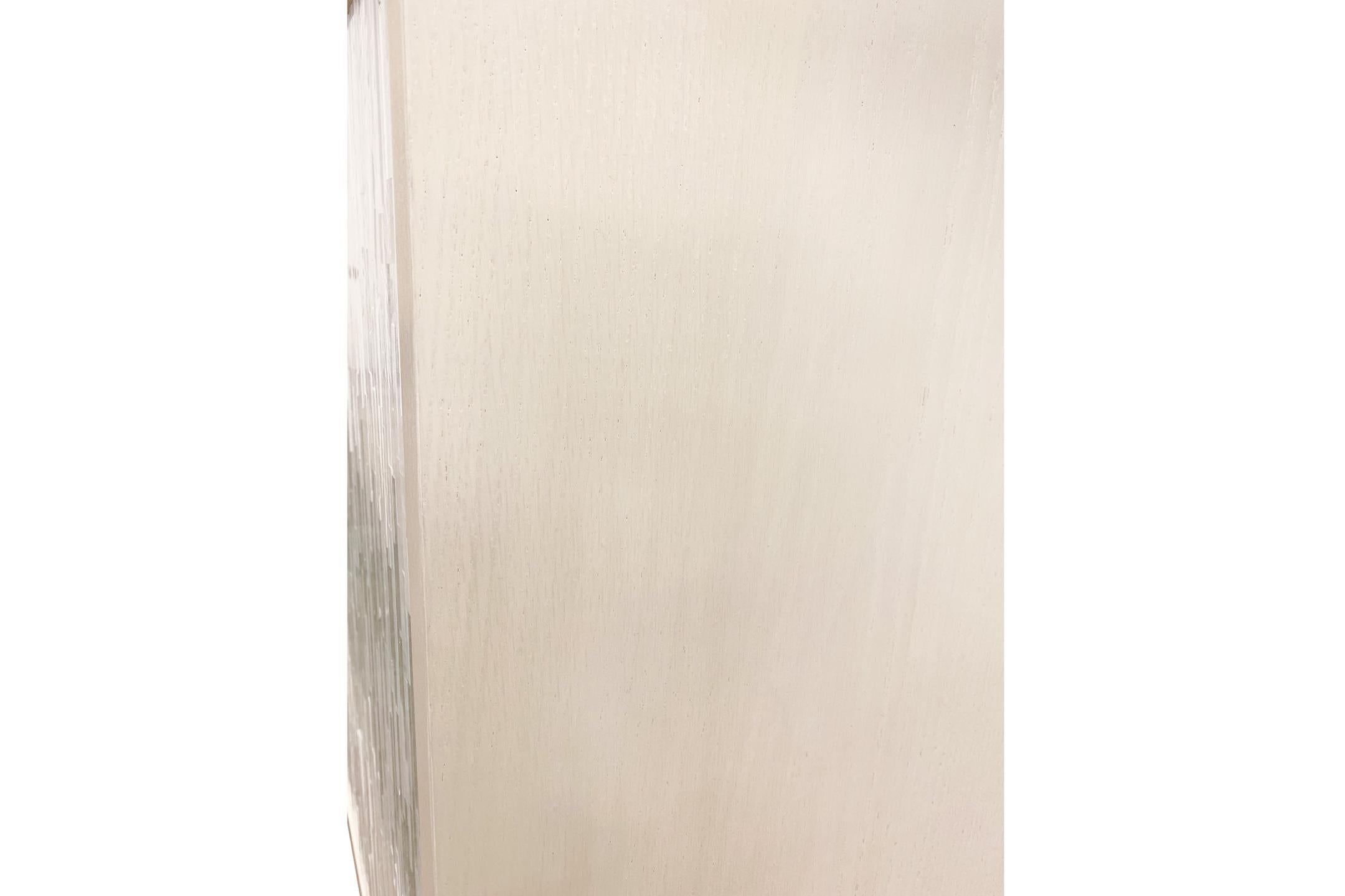 Anpassbarer elfenbeinfarbener Buffetschrank aus weißem/silbernem Wellenglasmosaik von Ercole Home im Zustand „Neu“ im Angebot in Brooklyn, NY