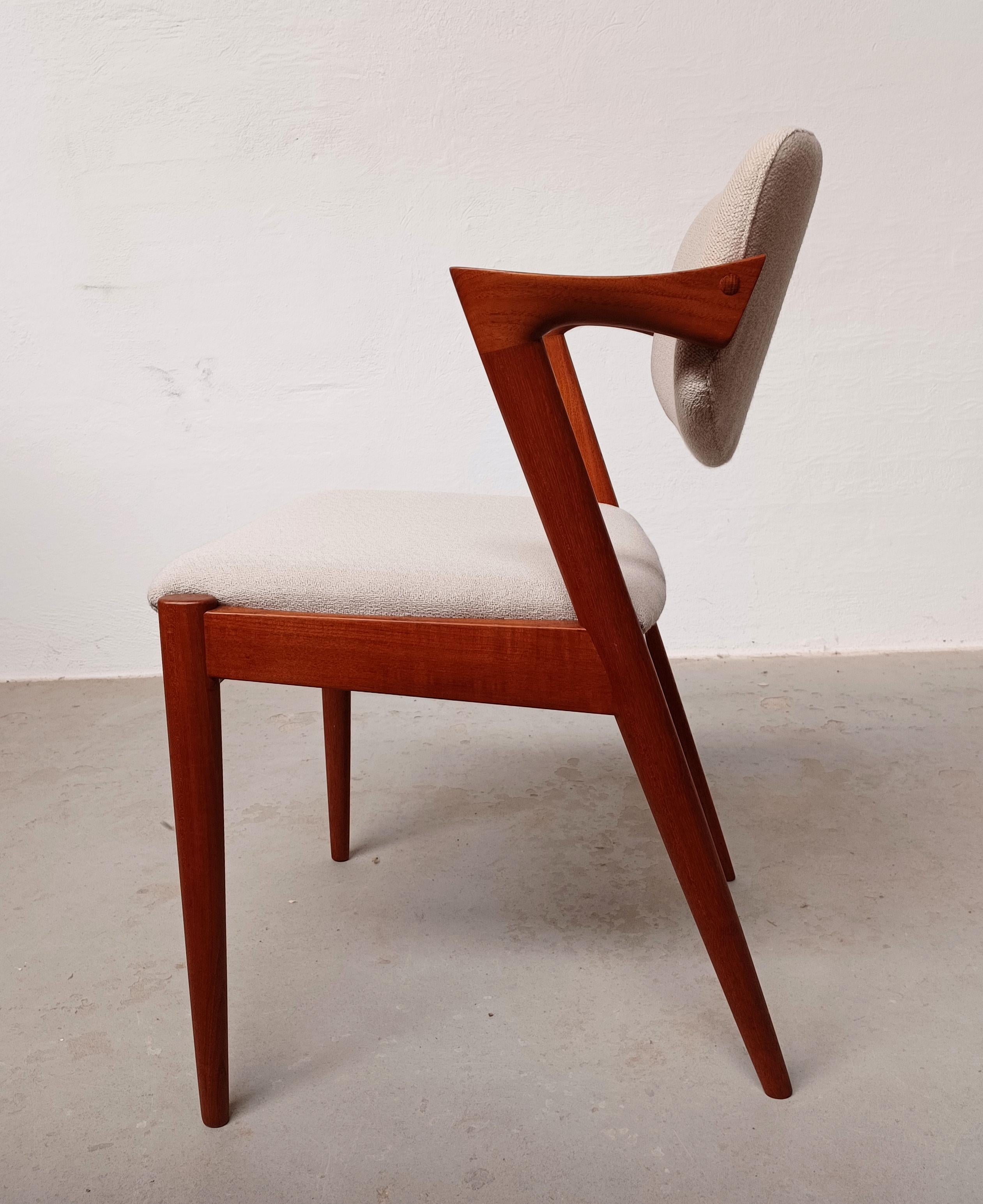 Chaises de salle à manger en teck Kai Kristiansen modèle 42 entièrement restaurées et personnalisables avec dossier pivotant en excellent état avec seulement quelques signes mineurs d'âge et d'utilisation.

Les chaises comptent parmi les chaises de