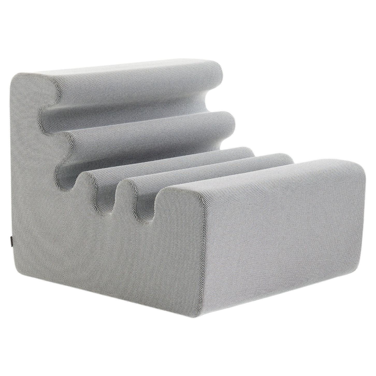 Diferentes colores disponibles. 
Diseño de Liisi Beckmann
Año del proyecto 1966
Sillón. Armazón de espuma de poliuretano graduada. Cubierta exterior sólo disponible en tejido Samba bielástico.