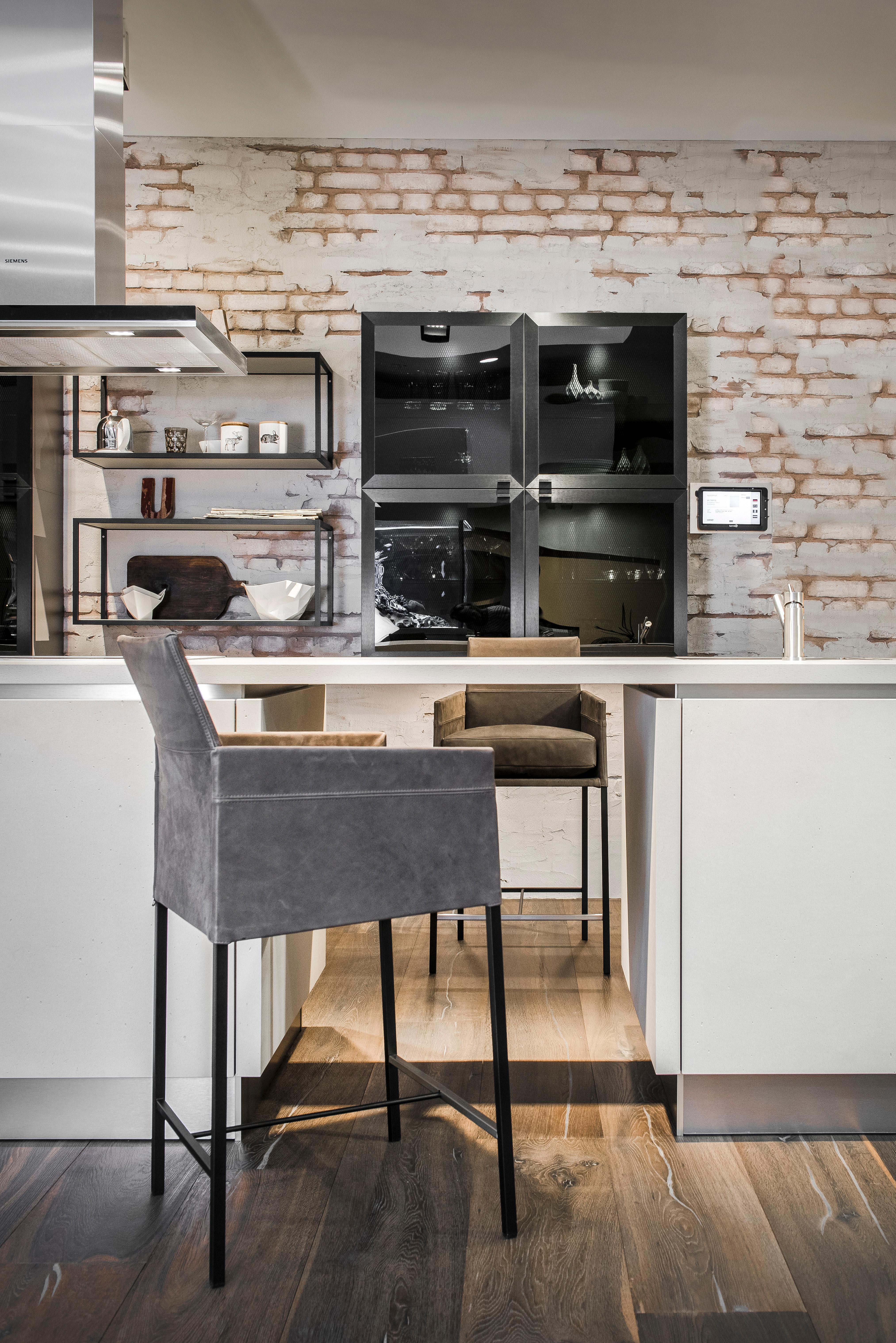 Price listed for starting leather. 
less expensive in fabric.
4-leg square tubular steel frame 

The linear form and the harmony of elegance, modernity and timelessness describe the design of this distinctive counter chair. The slightly inclined