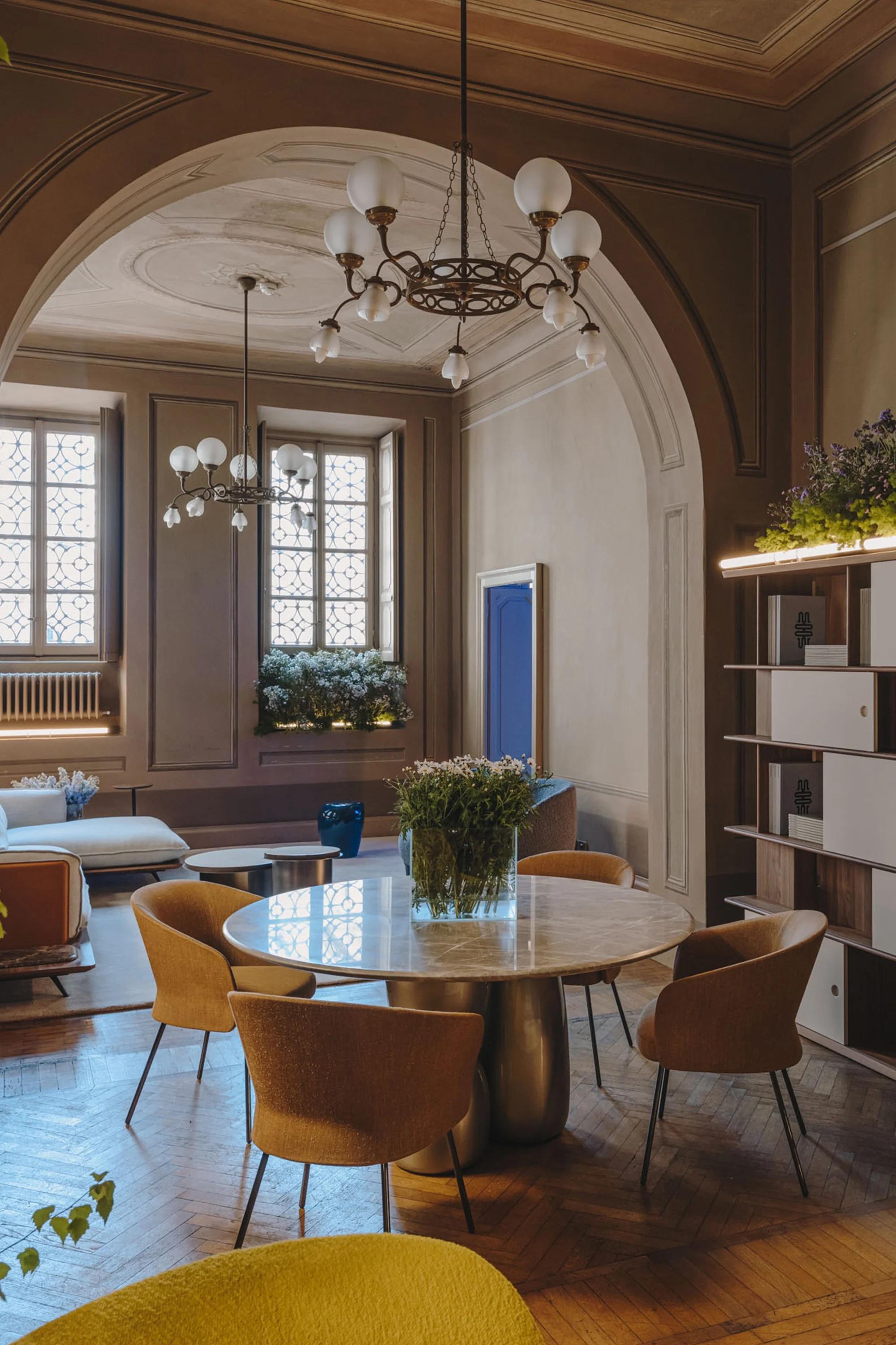 Tavolo delle gemme
Design di Sebastian Herkner
Il tavolo Gem vanta un design interattivo. La sua configurazione ricorda le torri impilate fatte di ciottoli rotondi sulle spiagge. È giocoso e mistico. Il tavolo porta questo aspetto giocoso in