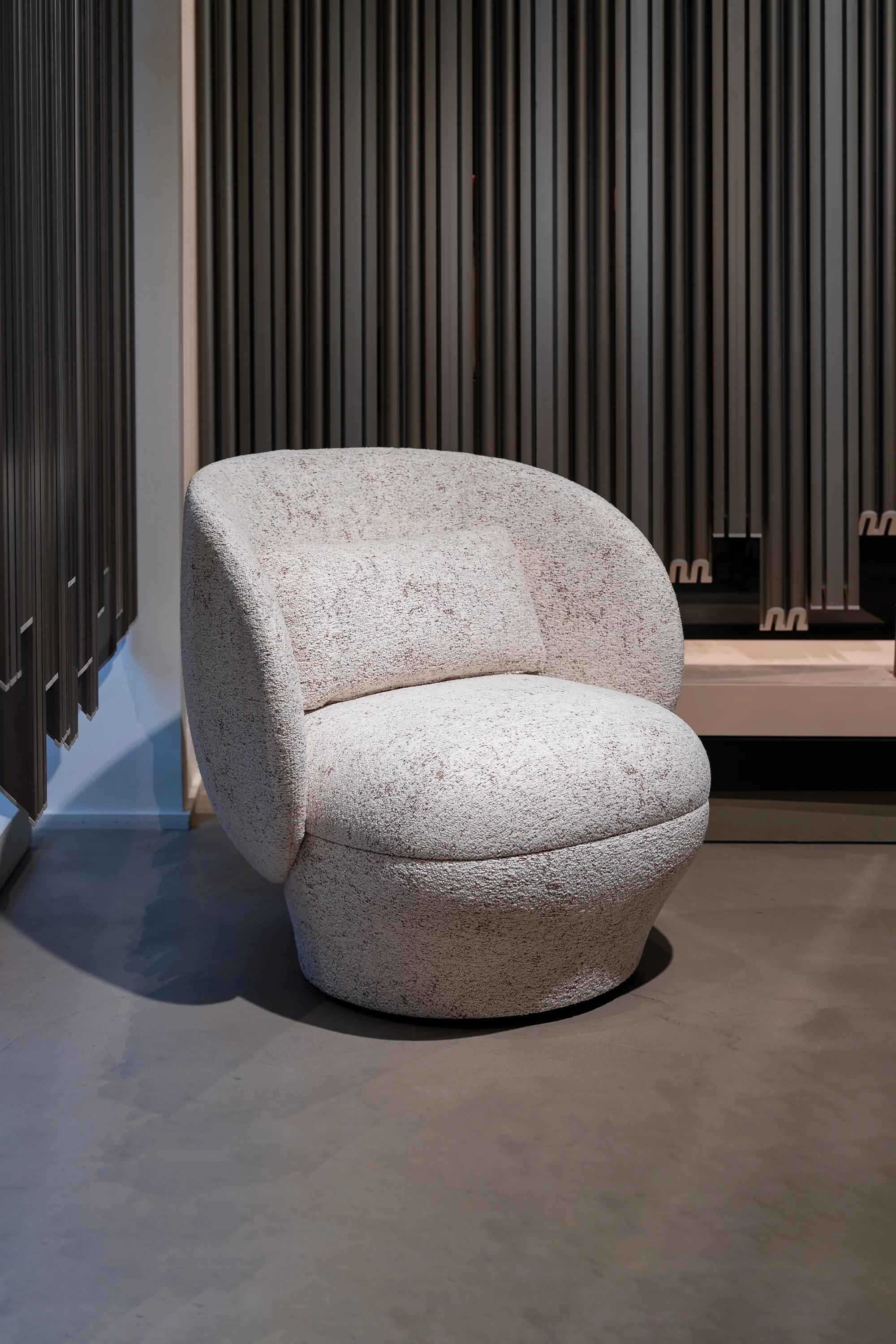 Moro is a cosy cocoon of a chair. Named after a famous Venetian Doge, the design evokes the strong personality of an Italian palazzo’s lush interior. A warm and welcoming atmosphere that could never be forgotten. The chair consists of a single