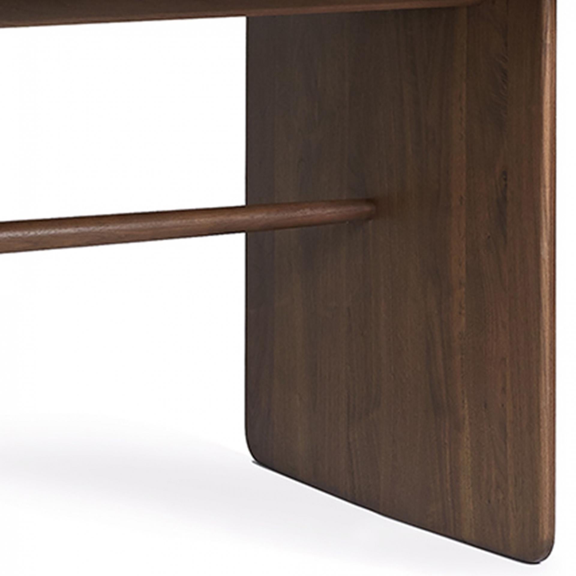 Conçu par Norm Architects, 2019

Polyvalentes et intemporelles, les courbes organiques de la GRANDE TABLE PENNON sont l'expression tangible du minimalisme nordique propre à Norm Architects. Conçue en 2019, la forme ovale de la TABLE LARGE PENNON