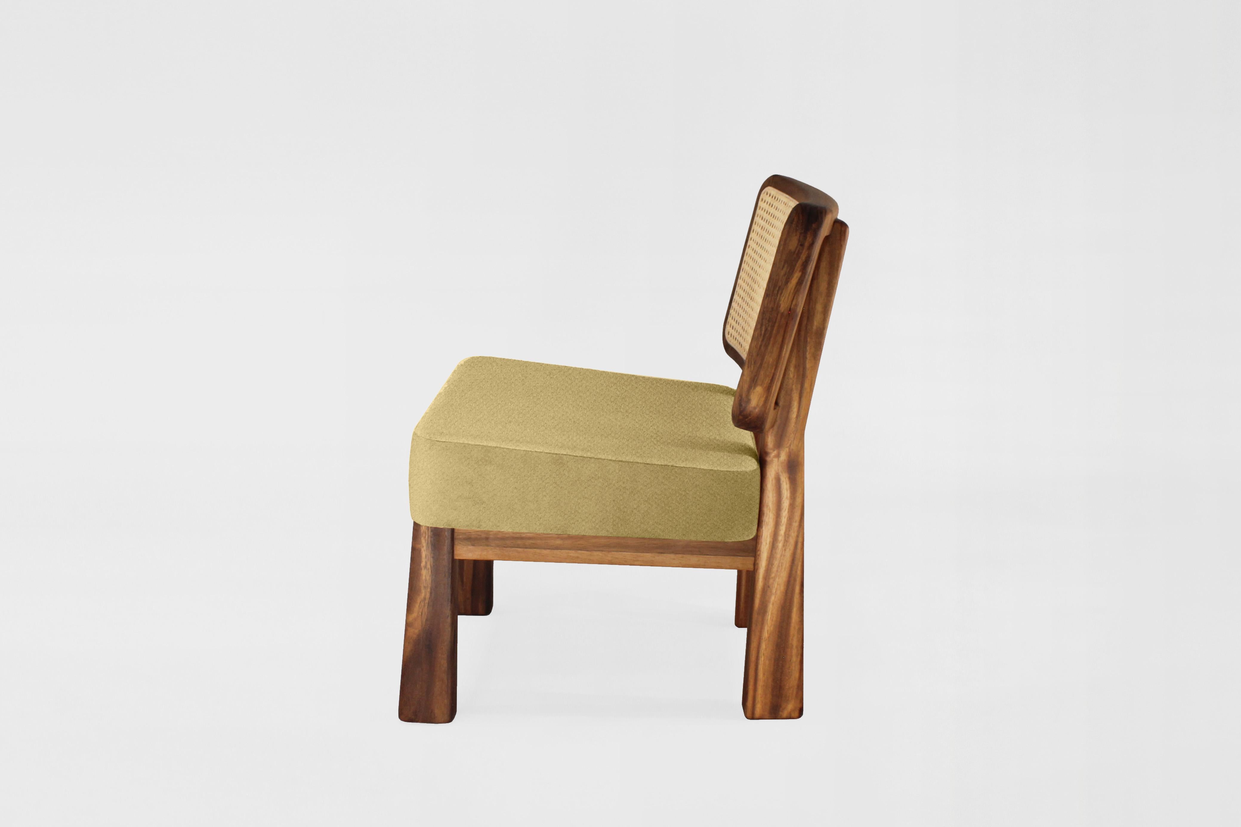 Anpassbarer Loungesessel Colima, Massivholz, Rückenlehne aus Korbweide und Polsterung aus Gold. (Moderne) im Angebot