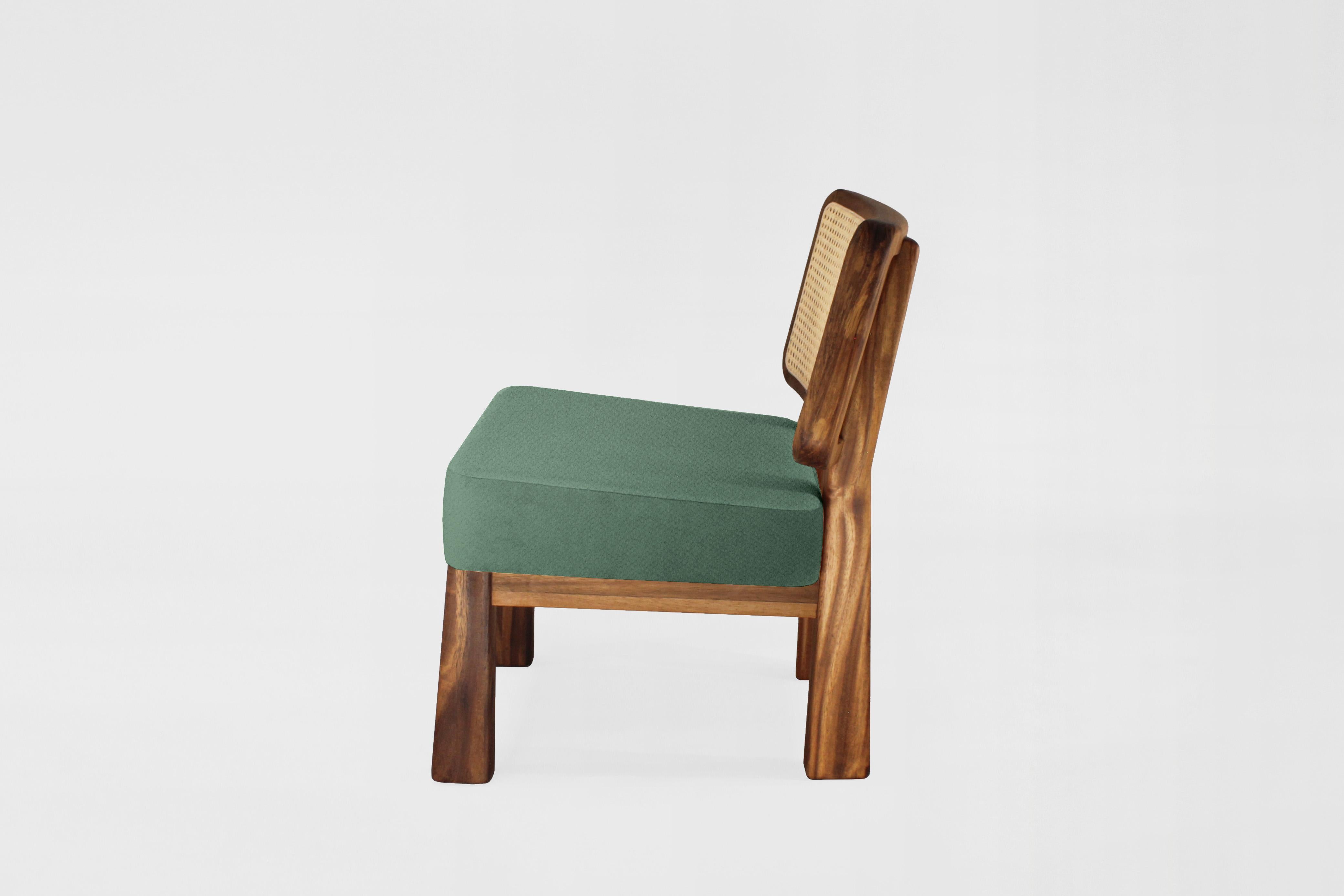 Anpassbarer Loungesessel Colima, Massivholz, Rückenlehne aus Korbweide und Polsterung in Grün. (Moderne) im Angebot