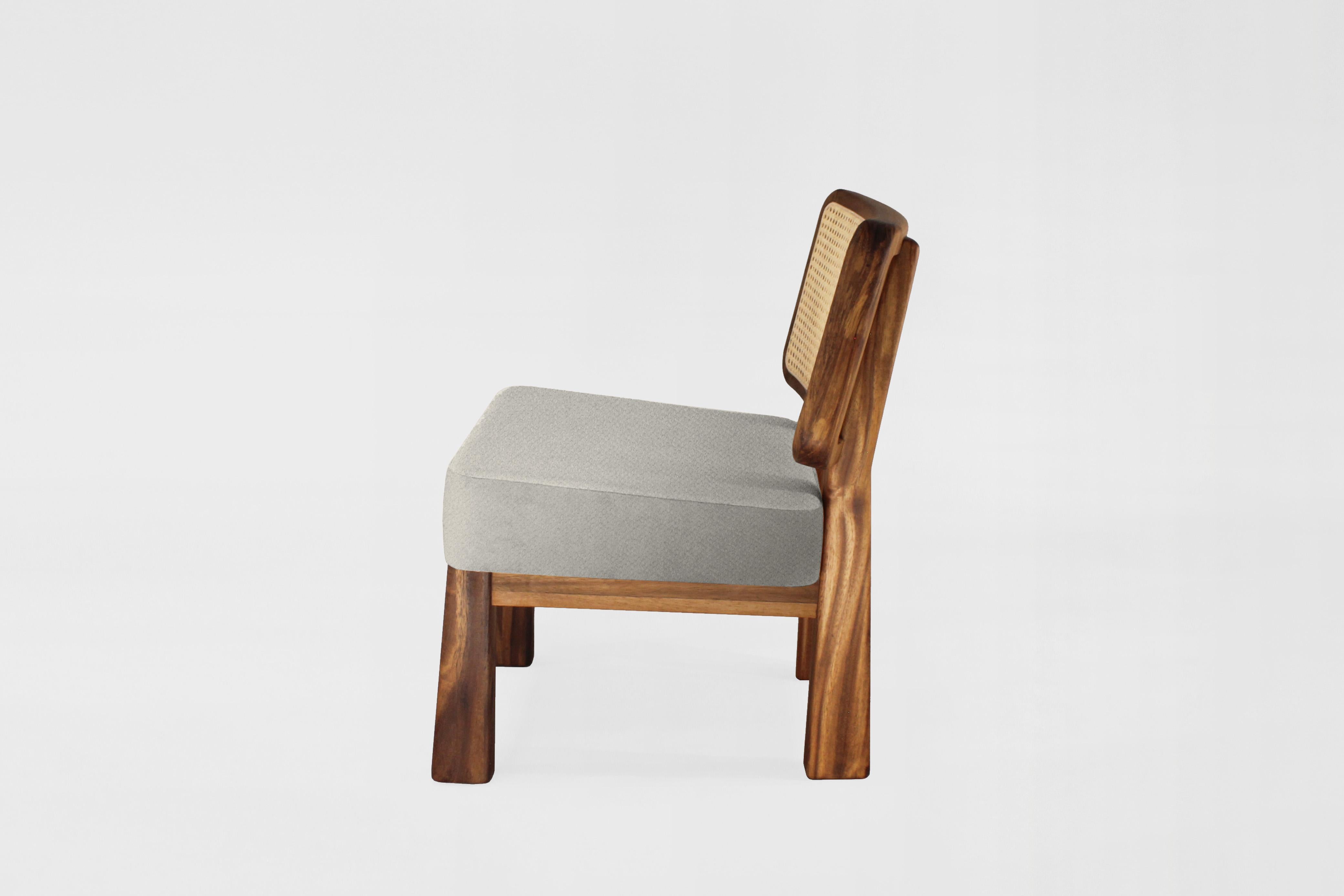 Anpassbarer Loungesessel Colima, Massivholz, Rückenlehne aus Korbweide und Polsterung aus Sand. (Moderne) im Angebot