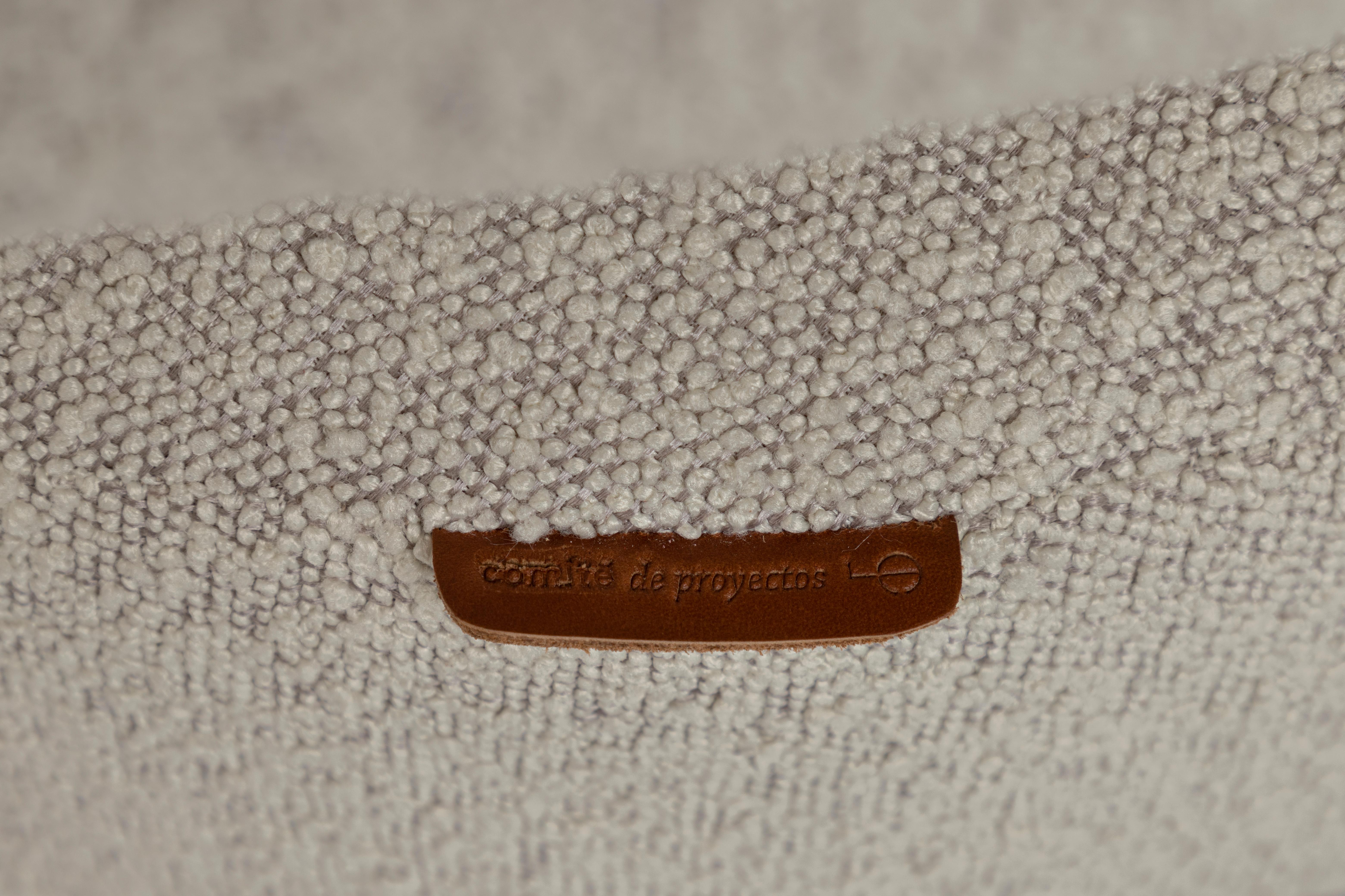 XXI secolo e contemporaneo Salone personalizzabile  Sedia de la Paz, Legno massiccio e imbottitura Pepper Beige in vendita