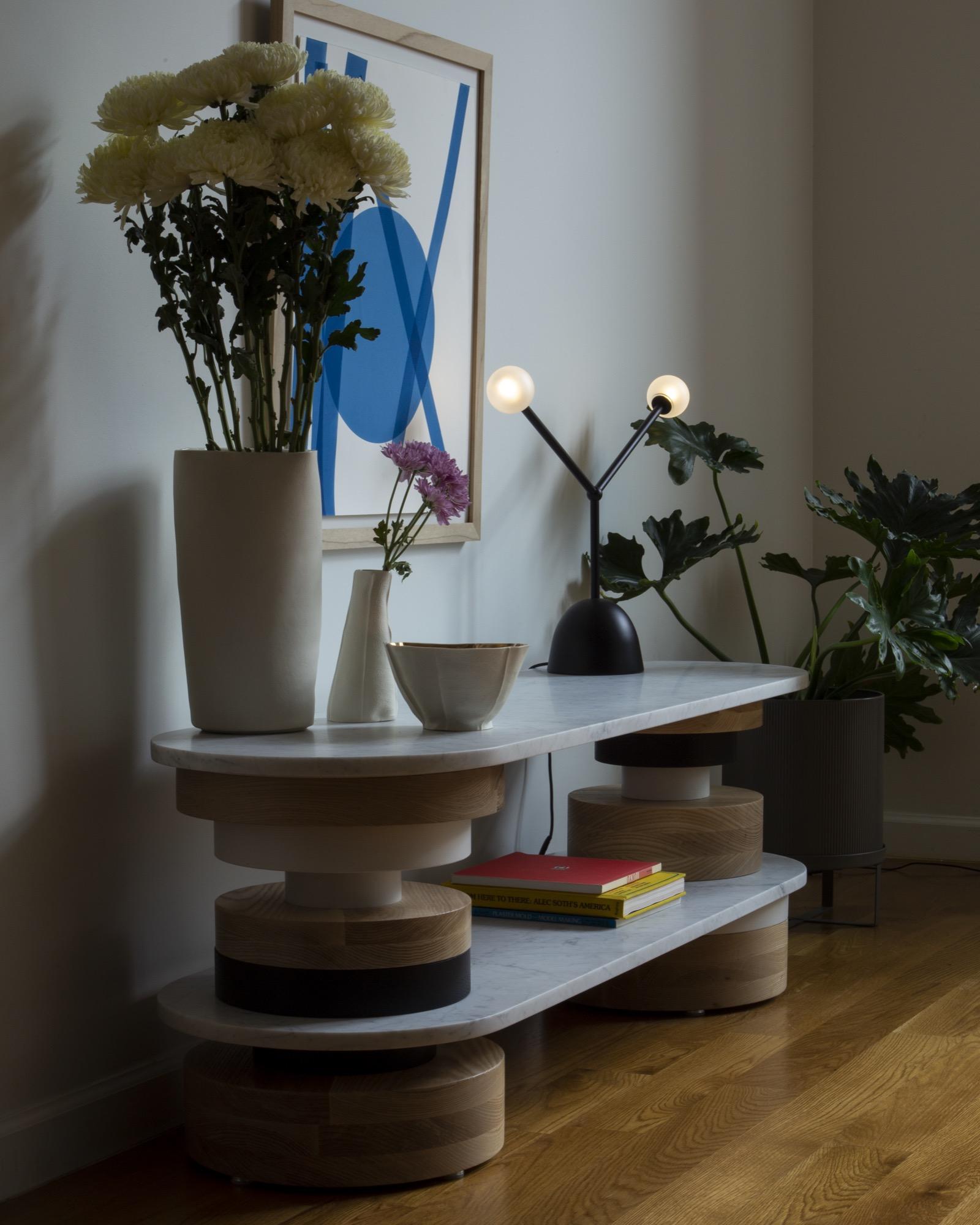 Moderne Table basse Sass personnalisable de Souda, plateau en marbre blanc en vente