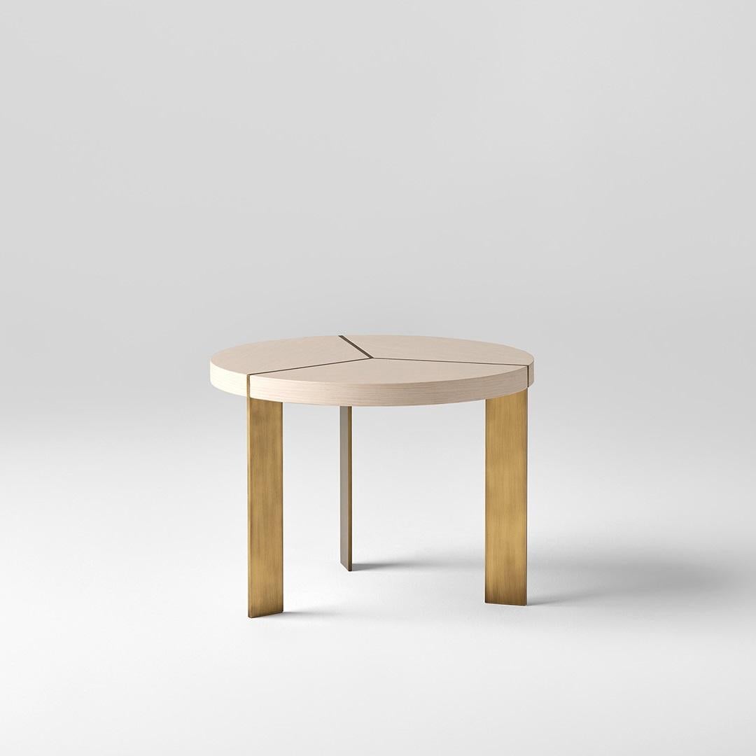 Cette table d'appoint respire l'élégance moderne et ajoute une touche de sophistication aux espaces de vie raffinés. Les matériaux naturels se mélangent harmonieusement, créant un jeu captivant de textures et de contrastes qui définissent l'essence
