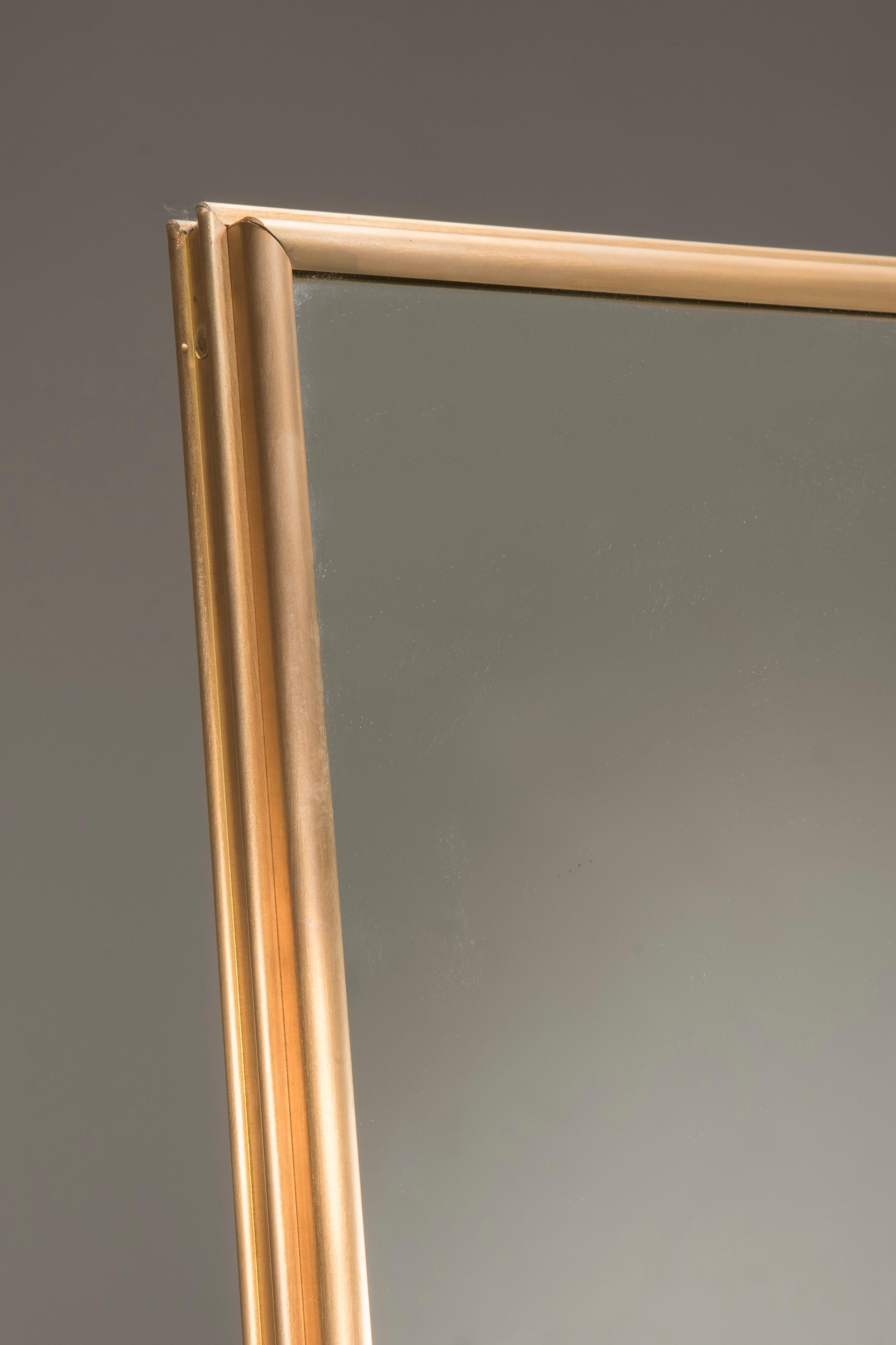 Pescetta präsentiert seine neue Kollektion von zeitgenössischen, individuell gestaltbaren Spiegeln mit Messingrahmen. Mit ihrem Messingrahmen und der mehrteiligen Fensteroptik sind diese Spiegel dem Art-déco-Stil des frühen 20. Jahrhunderts