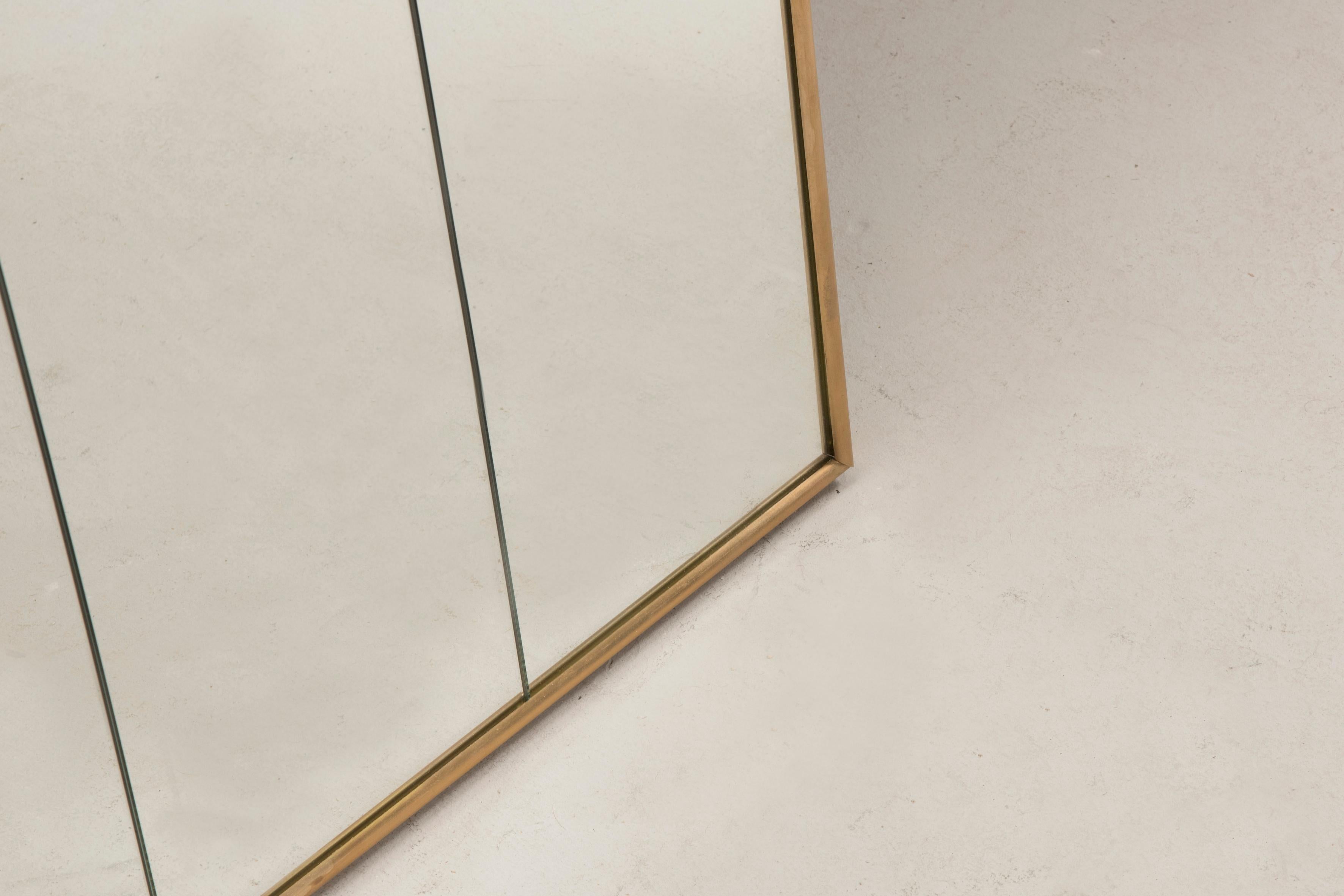 Art déco Miroir personnalisable sur mesure avec cadre en laiton et panneaux verticaux 130 x 170 cm en vente