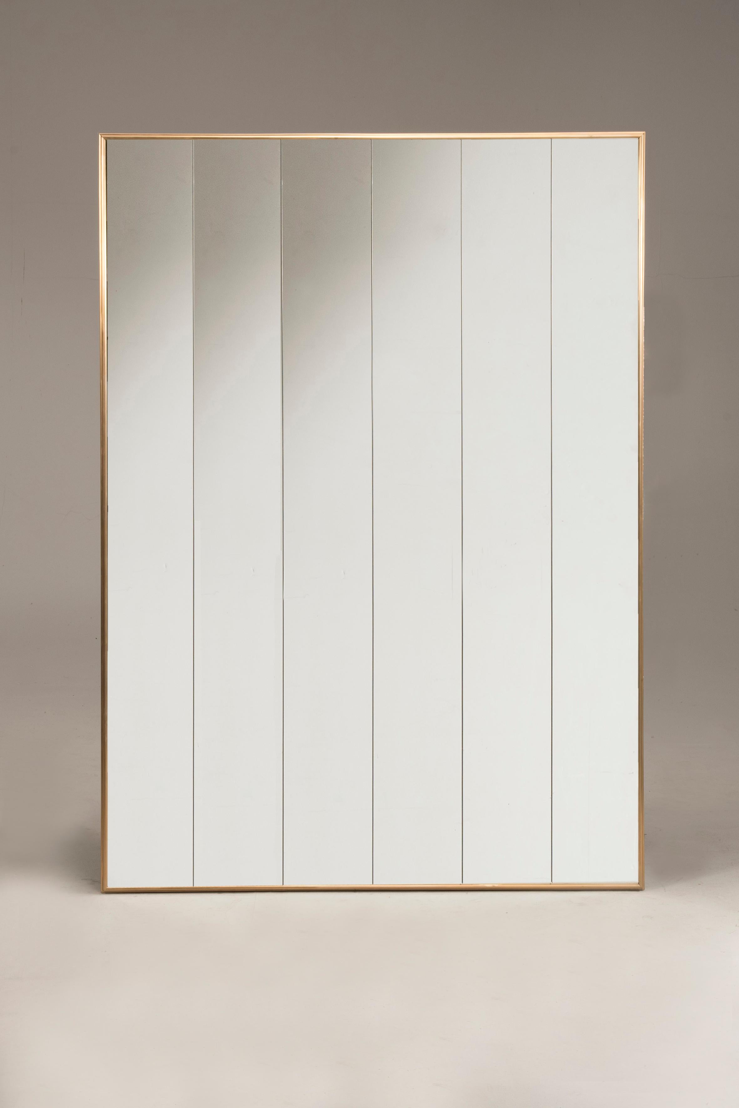 italien Miroir personnalisable sur mesure avec cadre en laiton et panneaux verticaux 130 x 170 cm en vente