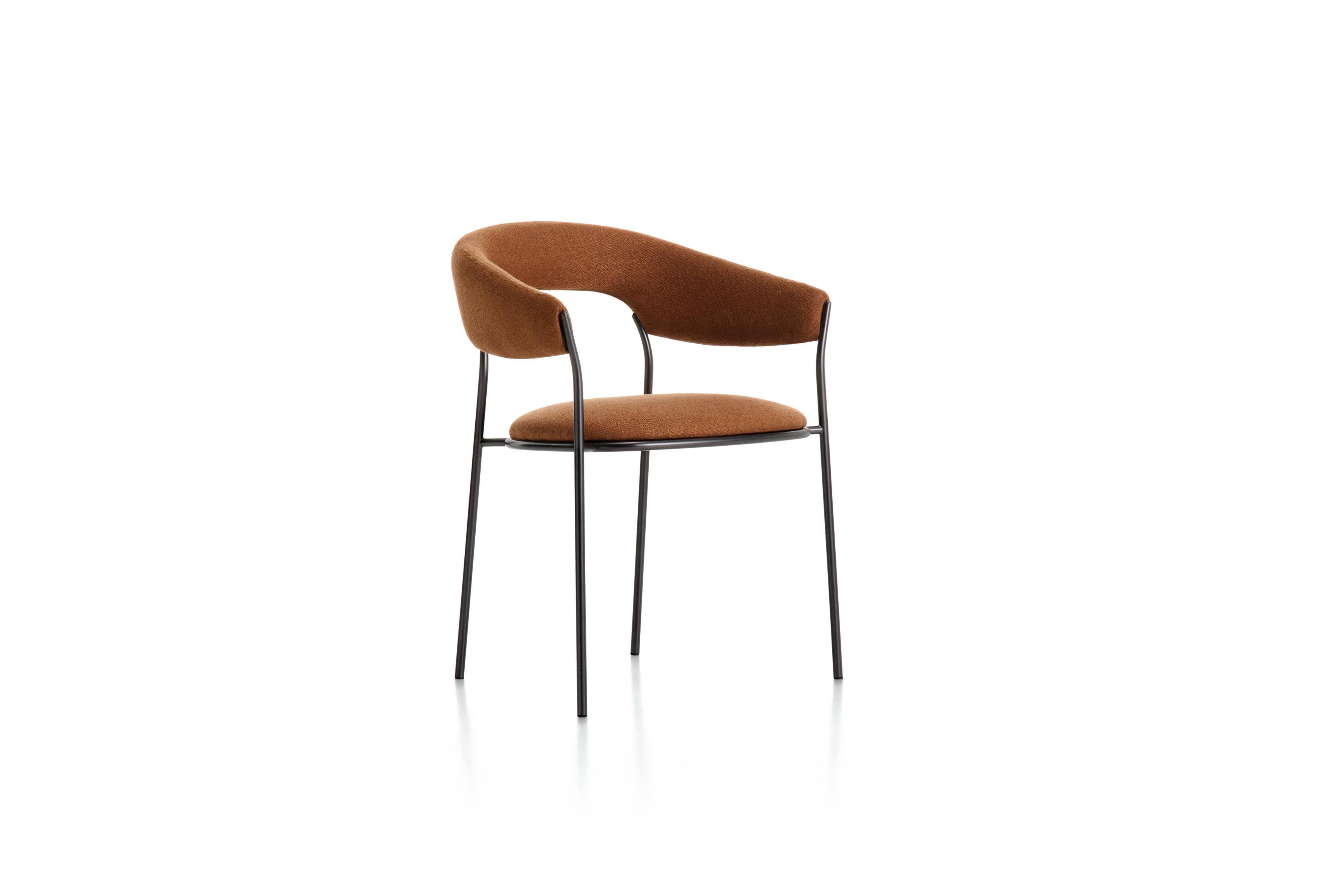 Inspired by the geometric shape of an arch, Archie is a chair featuring slender, elegant legs that extend upwards to embrace the curved backrest in a single, seamless line. The visible joints between the structure’s planes underscore a meticulous