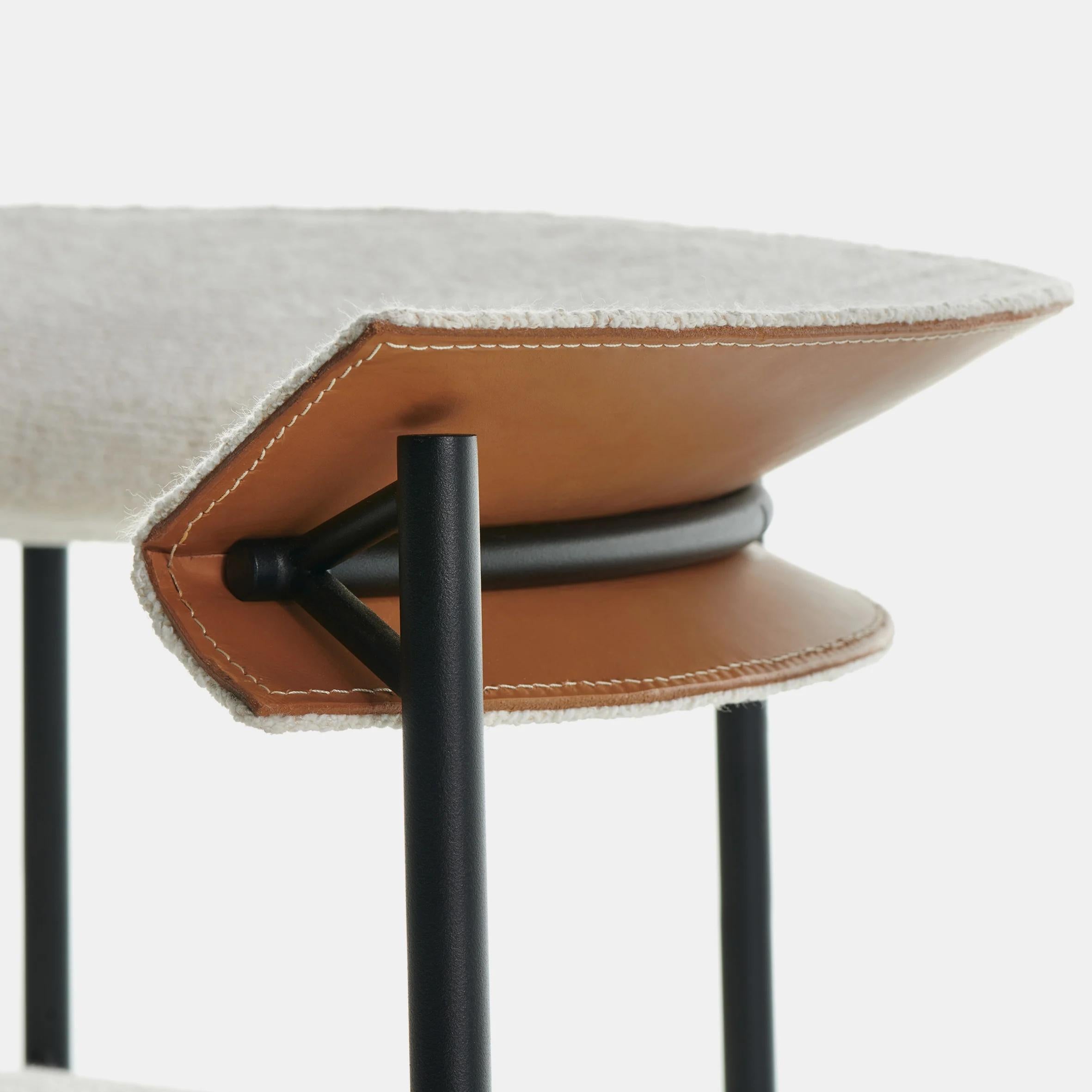 Equestrian inspiration underlies the Cantle collection. The term ‘cantle’ refers to the rear part of the saddle, which is usually curved and provides the rider with a safe and comfortable seat.
In the armchair designed by Lavit, the back thus