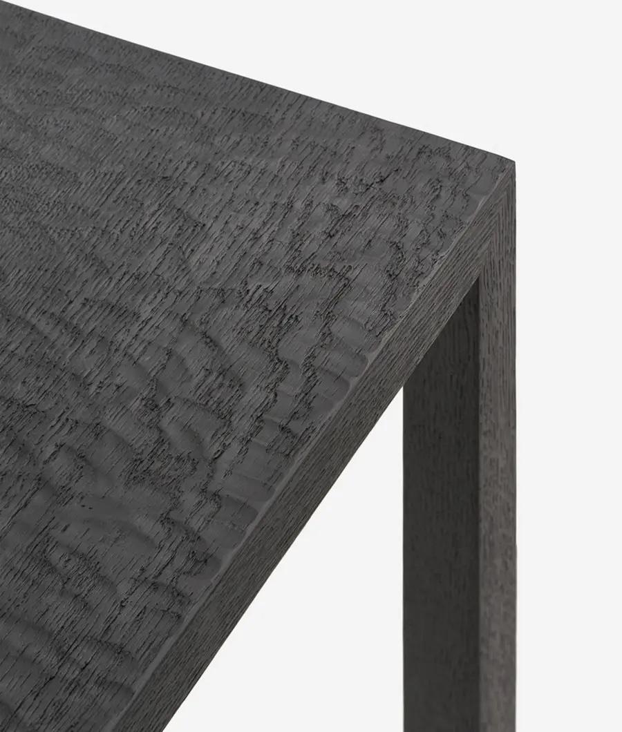 La última incorporación a la familia Tense, una mesa diseñada en 2009 por Piergiorgio y Michele Cazzaniga,
de alguna manera representa un salto al pasado, reviviendo una antigua tradición artesanal. En la nueva Tense Material Heritage, el tablero de