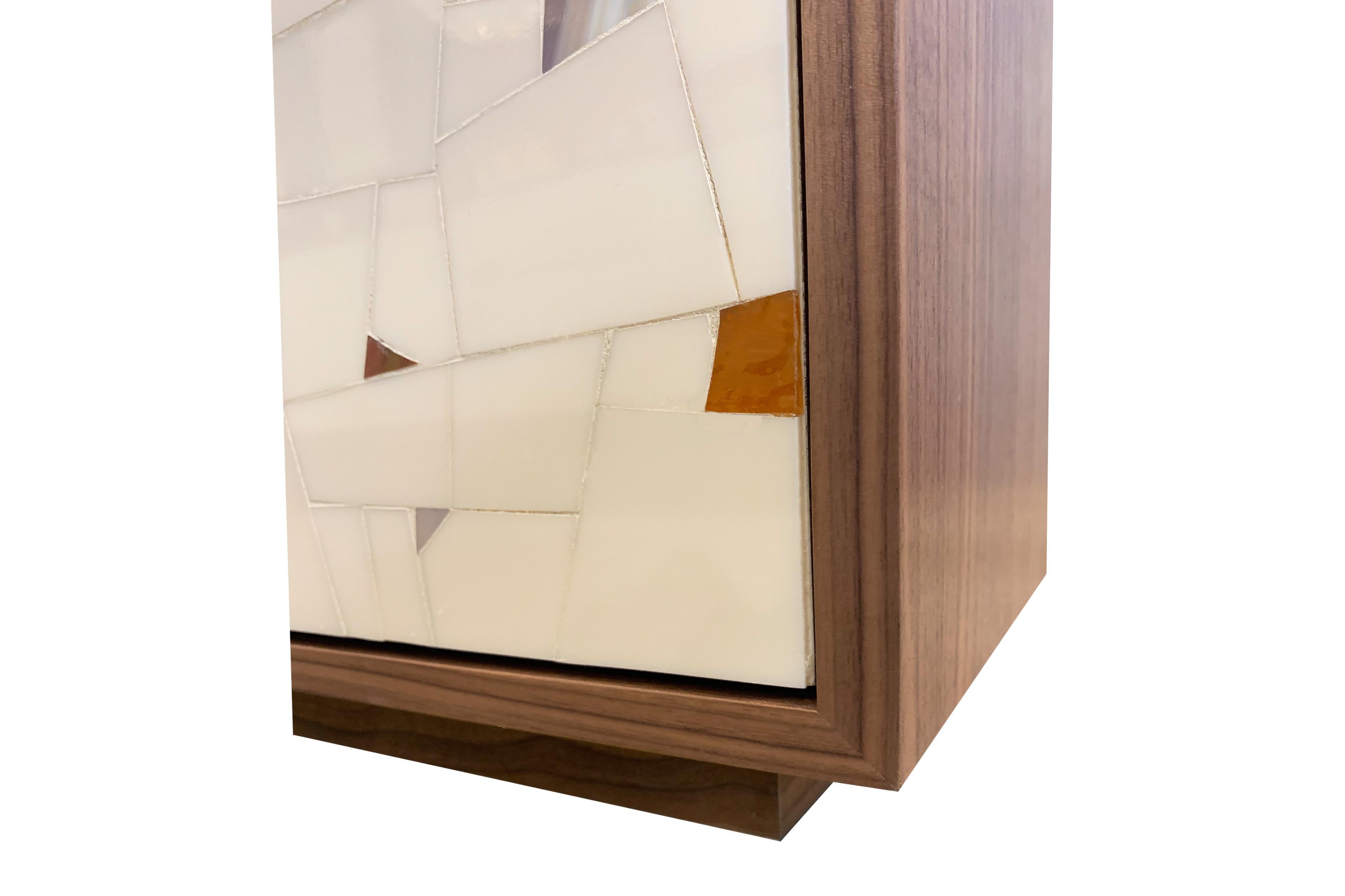 Modernes Milano-Buffet aus braunem Nussbaumholz in Terrazzo-Glasmosaik von Ercole Home (Mosaik) im Angebot