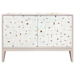 Bufé moderno Milano gris en mosaico de cristal terrazo blanco by Ercole Home