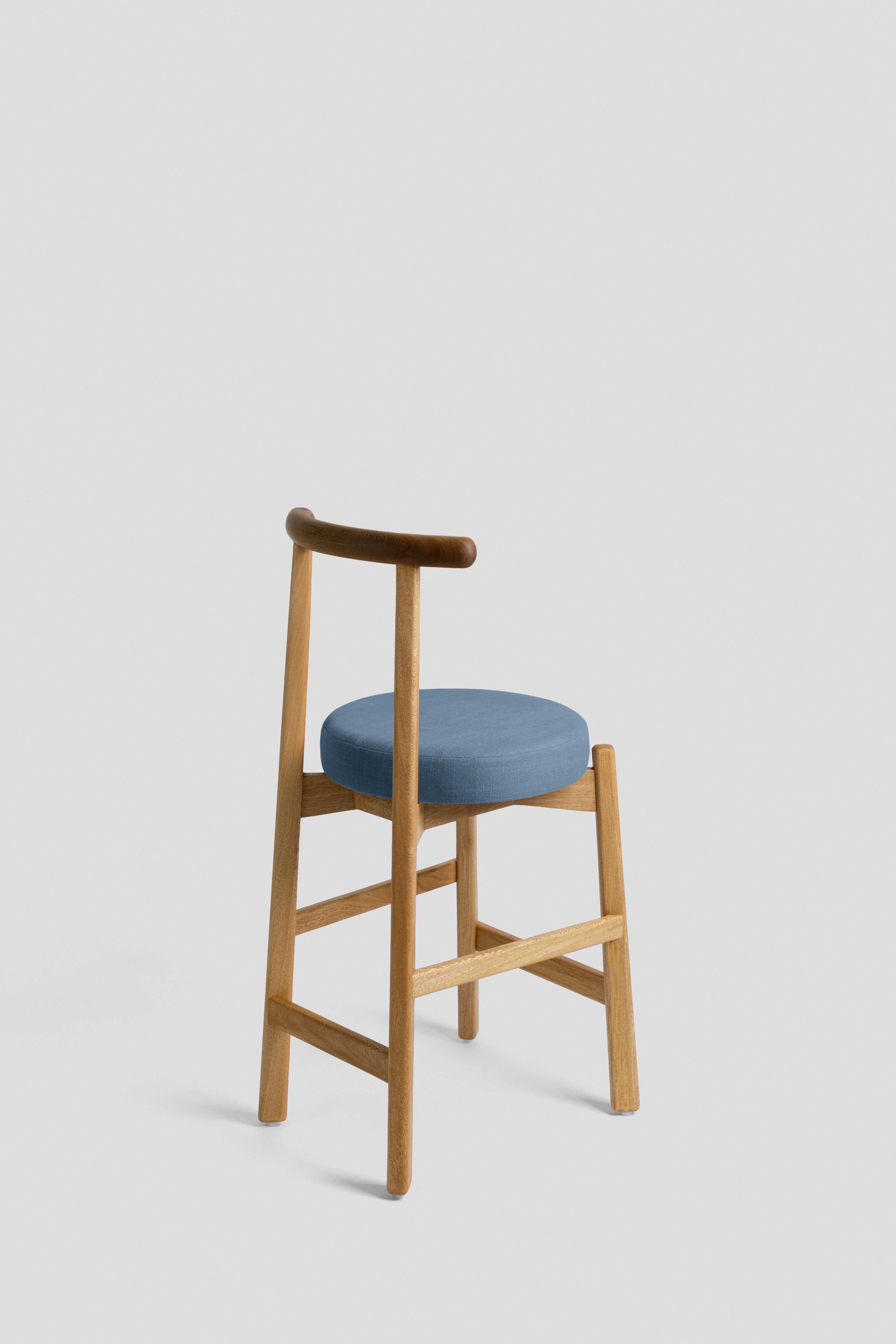 Taburete de bar Colima moderno personalizable, macizo  madera y tapicería azul. Moderno en venta