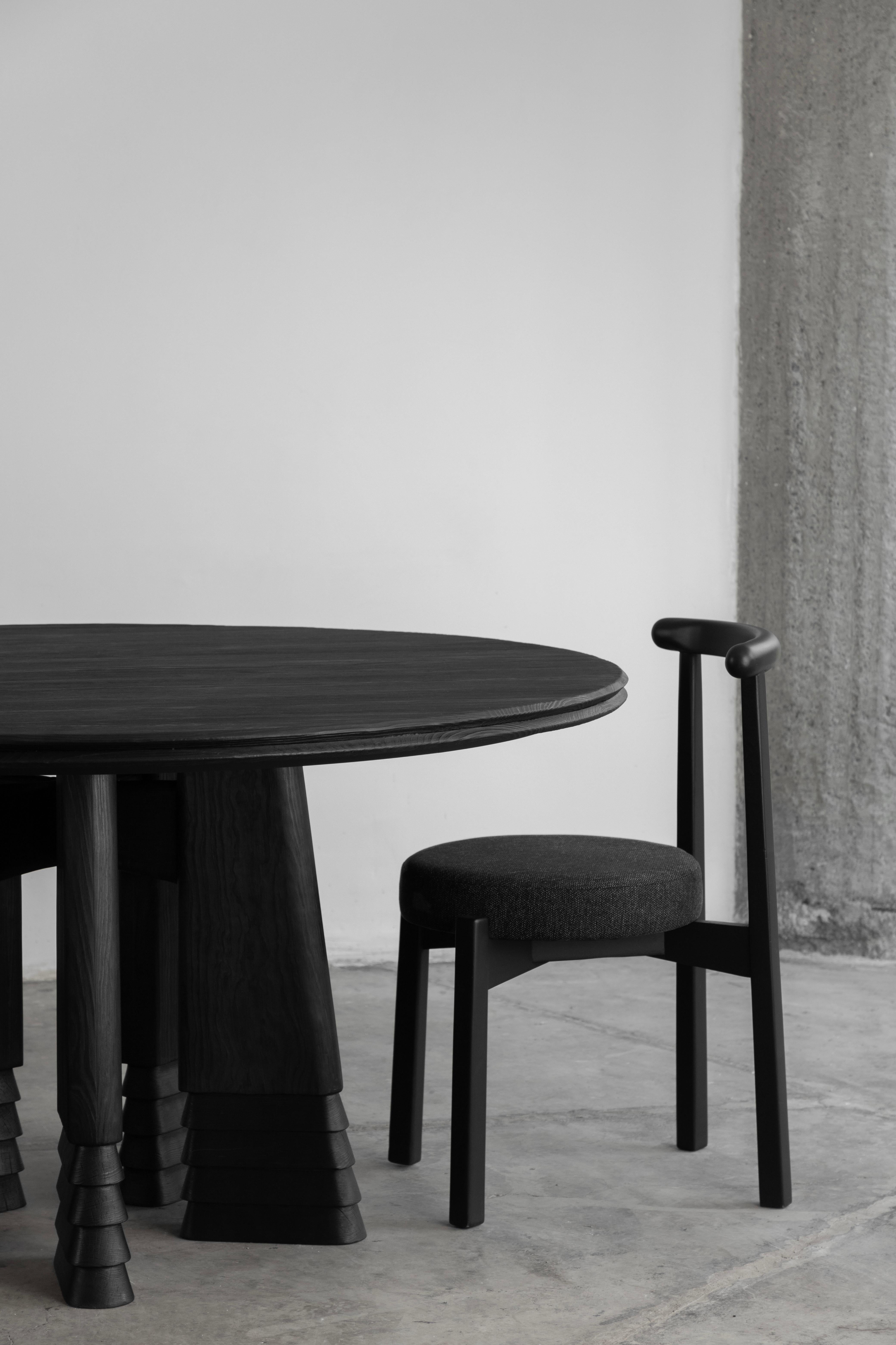 
Unlike all our line pieces that came out of an interior design project, the reform table is the first piece that was conceived by our product development area to form part of the catalogue. With it we celebrate the opening of our first exhibition