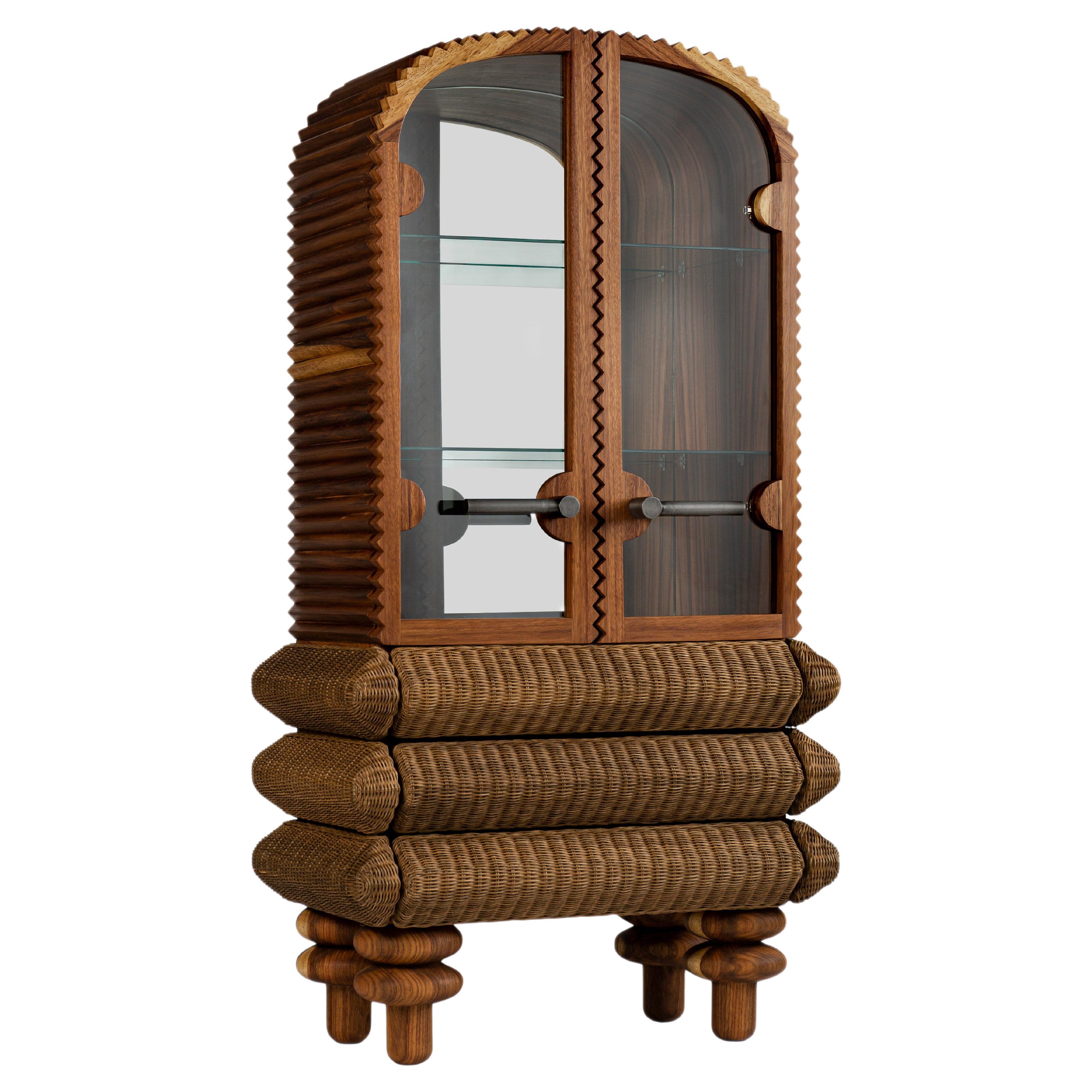 Vetrina moderna personalizzabile Vilma, legno massiccio, specchio e fibre naturali