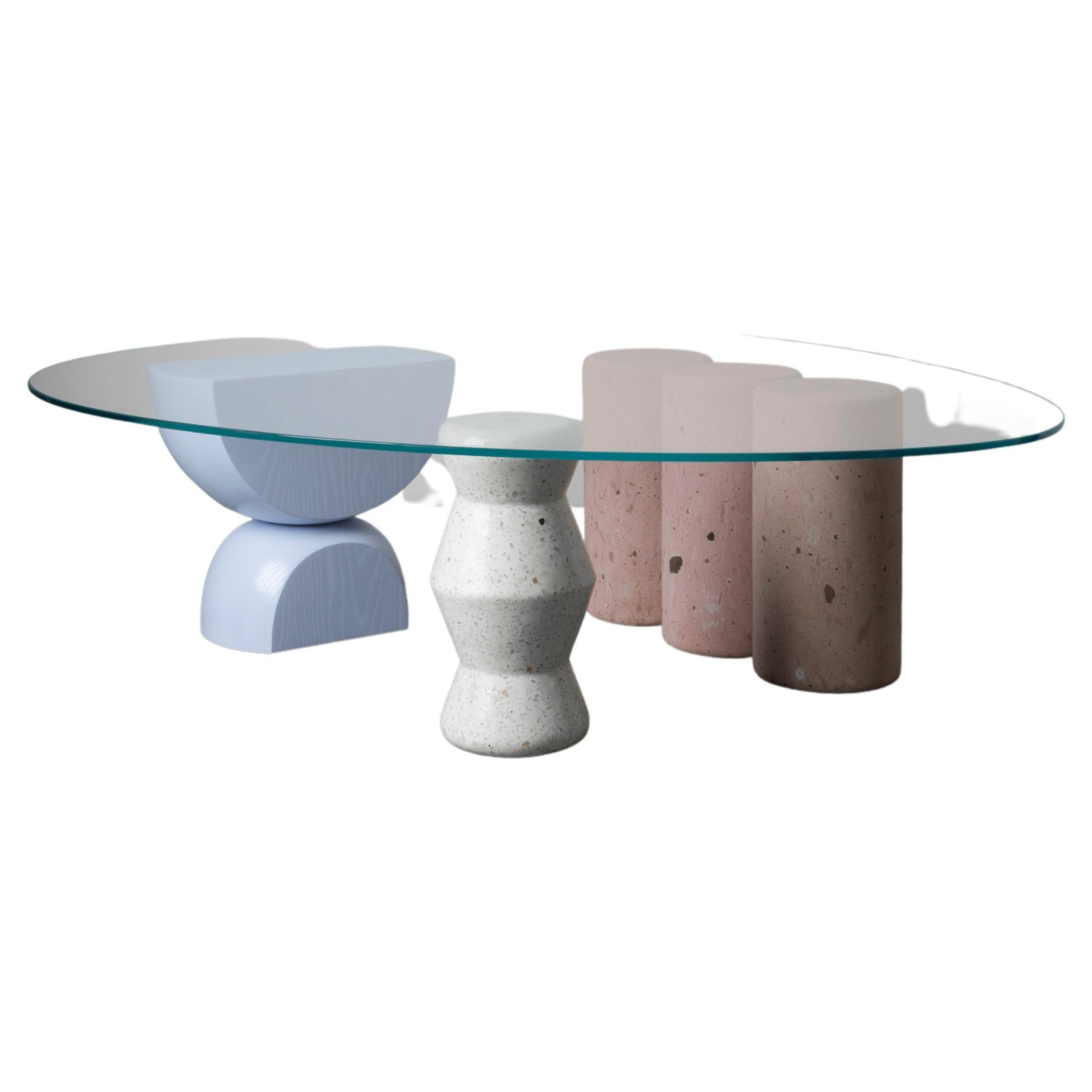 Der Tisch Rosedal ist ein skulpturaler Couchtisch, der aus drei Teilen besteht. Eine handgeformte in massiven Eichen Finish Rubio Monocoat Holz, das andere ist weiß poliert Terrazzo mit grauen Funken und die letzten drei Stücke seled rosa cantera