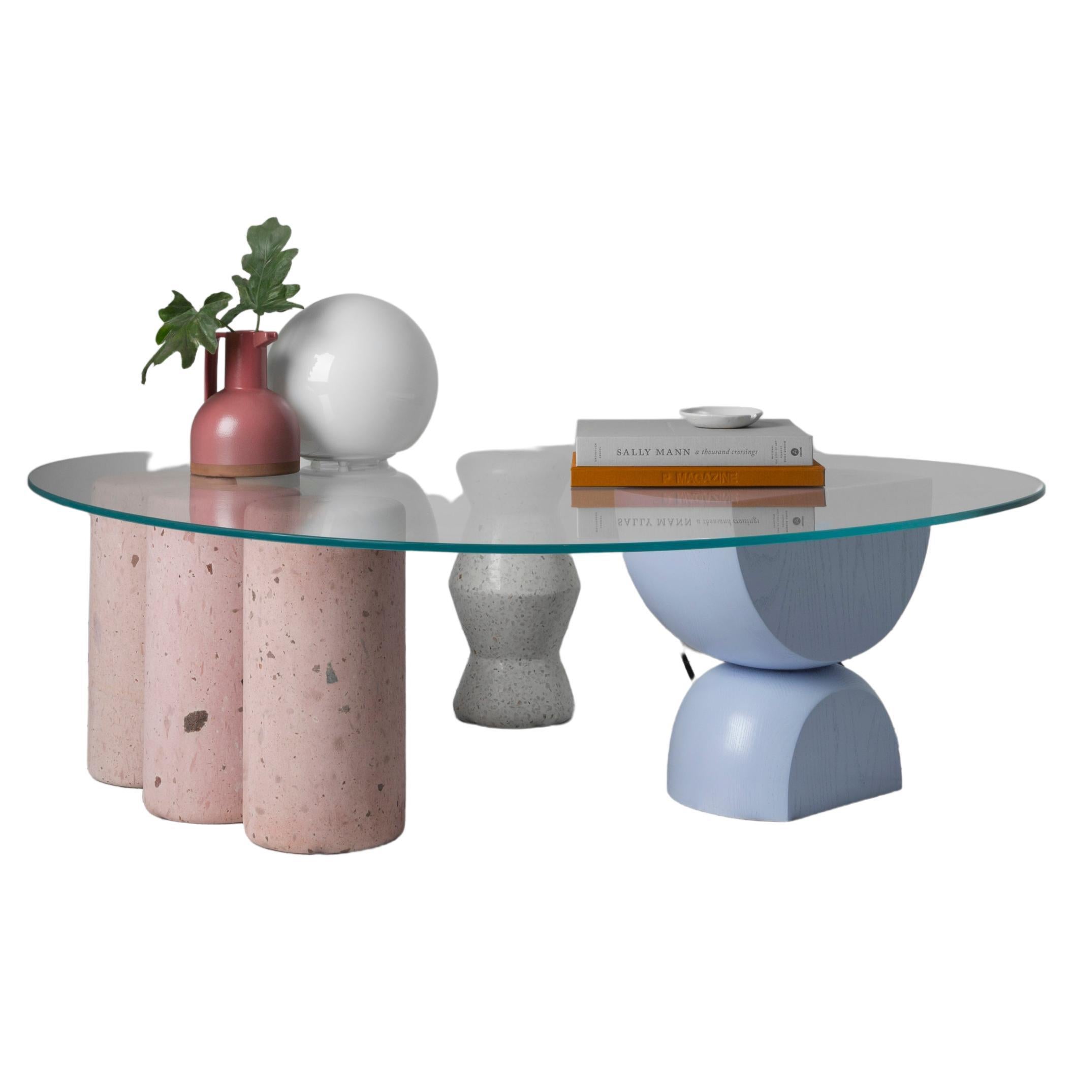 Anpassbarer moderner Glas-Couchtisch Rosedal Cantera, unregelmäßige Platte (Moderne) im Angebot