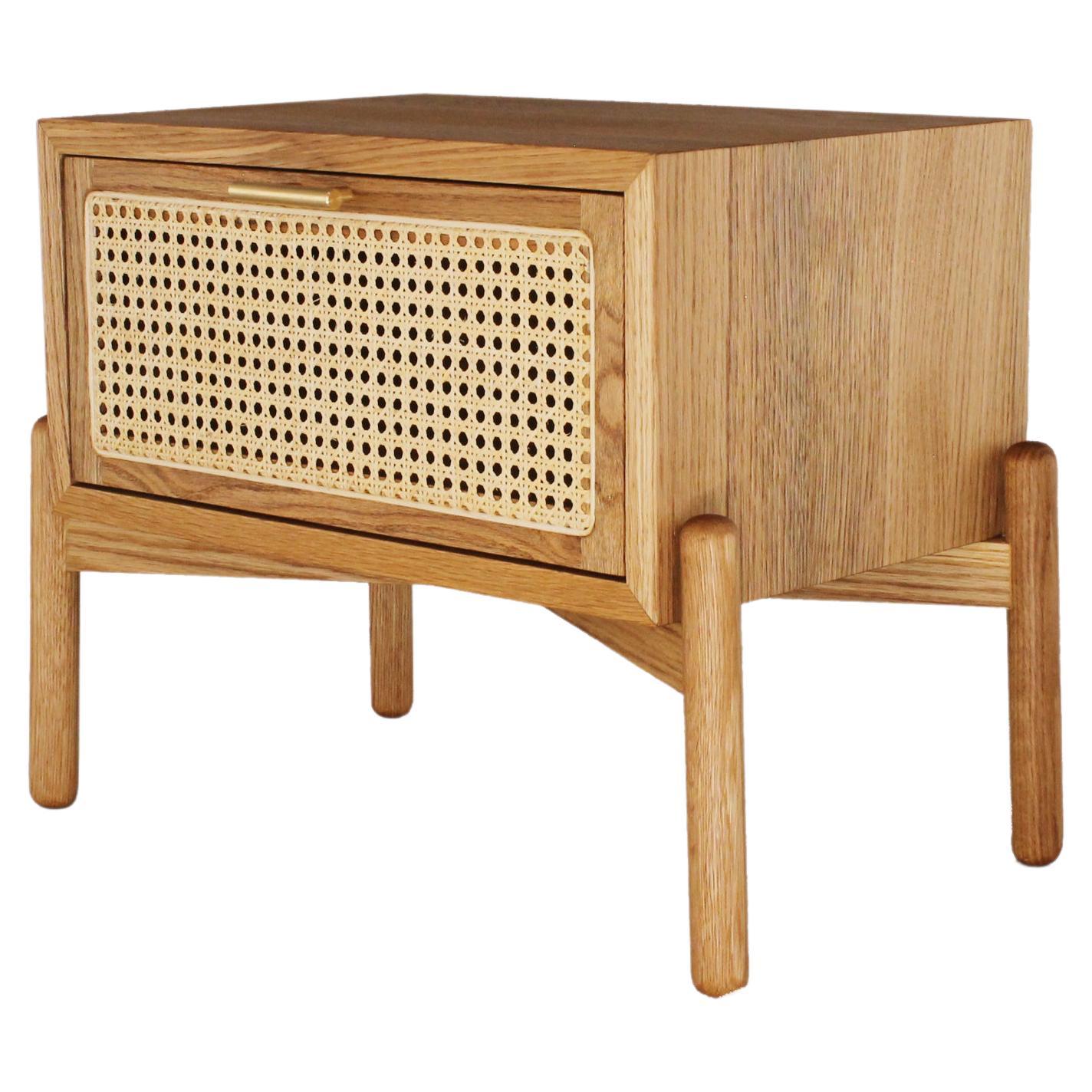 Mesilla de noche moderna personalizable Dumas, de madera maciza y mimbre. en venta