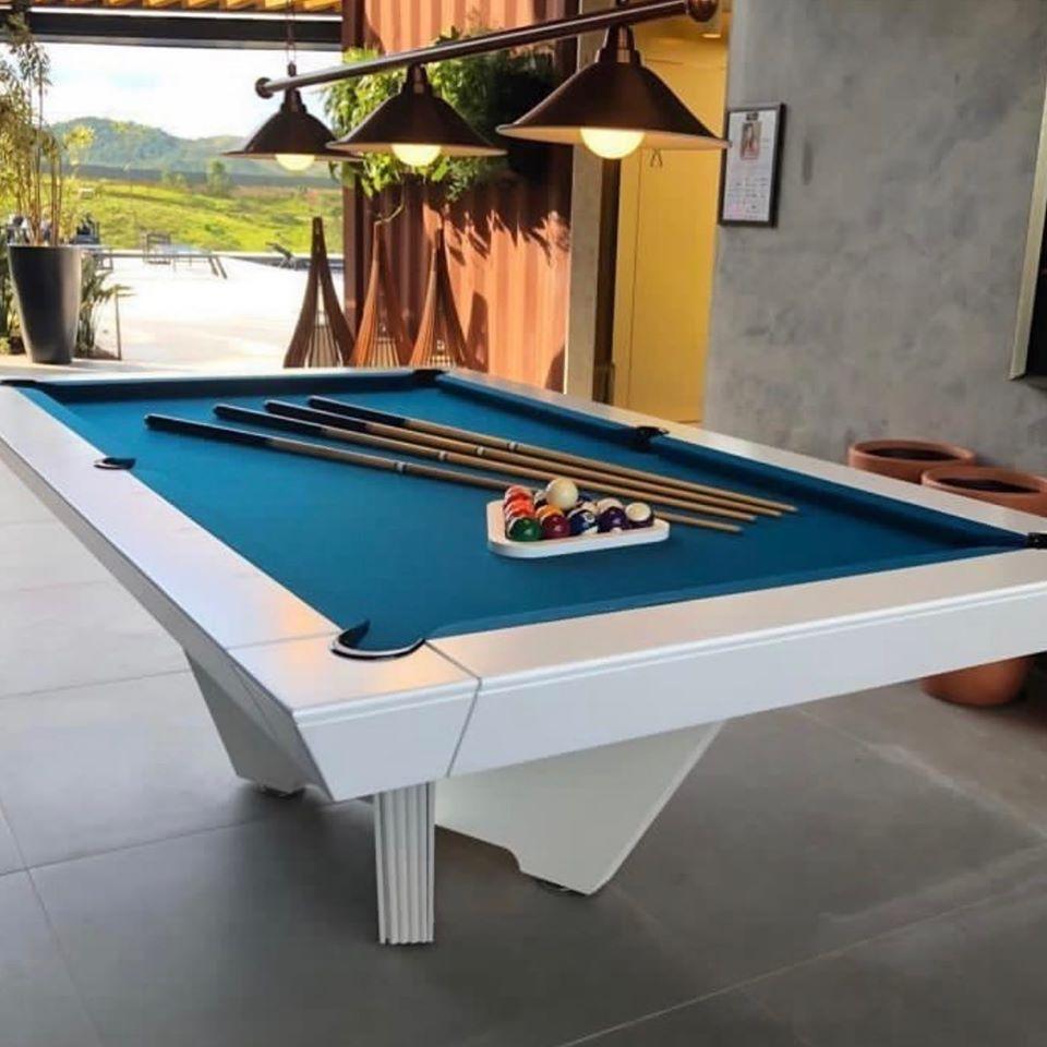 Constamment à l'honneur dans les projets d'aménagement intérieur, le billard Zurich est l'une des tables de billard les plus tendance de Larissa. Ce magnifique design artisanal est enrichi par l'utilisation de toute la technologie disponible dans