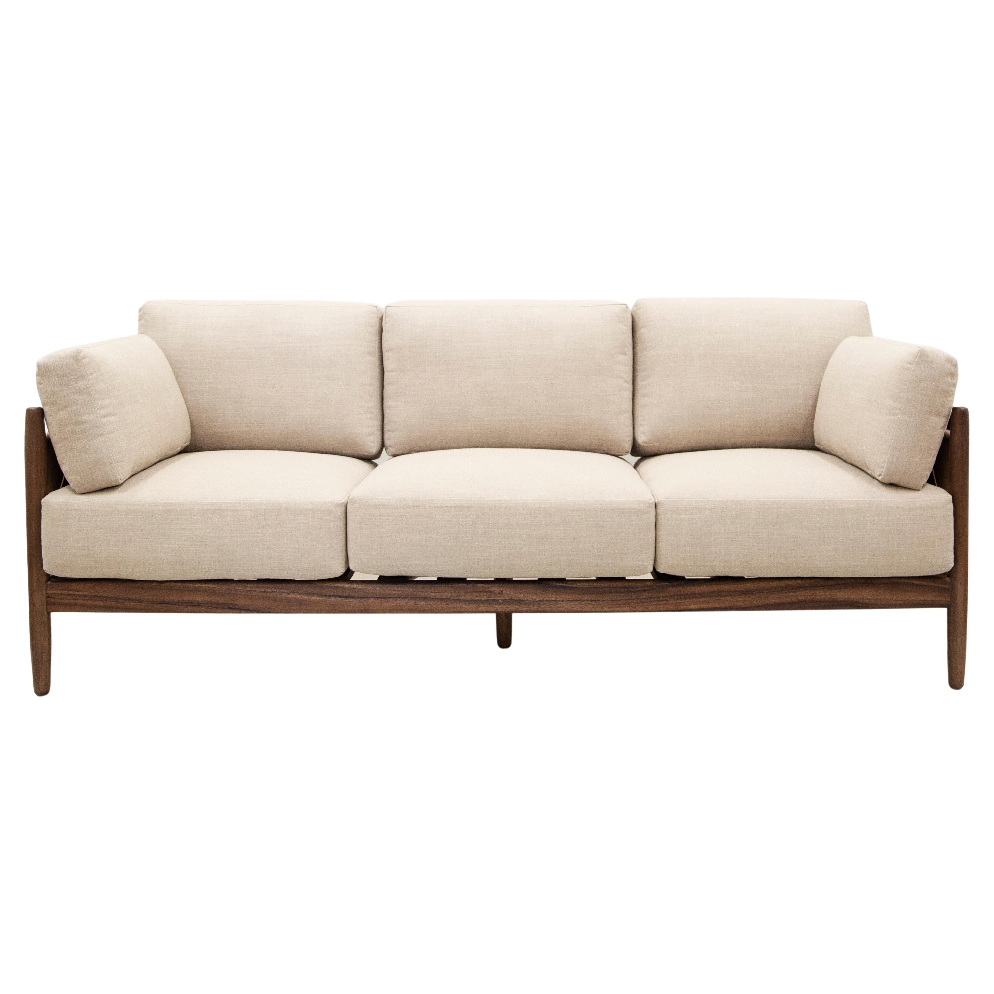 Este sofá es perfecto para cuando quieras mostrar su parte trasera. No tiene por qué ser contra una pared. Este diseño contemporáneo pero clásico es una pieza perfecta para dar a tu espacio un acento distinguido. La estructura es de madera de roble