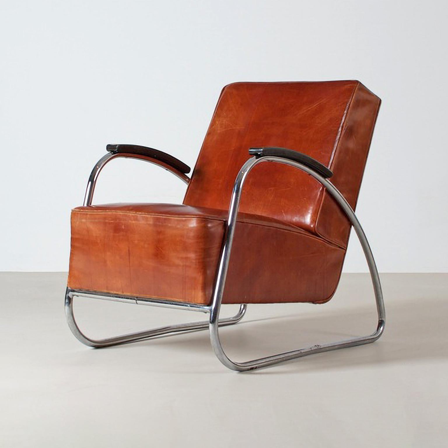 Customizable club chair by Mauser Werke, Waldeck, Germany, c. 1939.
Chrome plated tubular steel, leather upholstery and lacquered wood.

Delivery time c. 8-10 weeks.