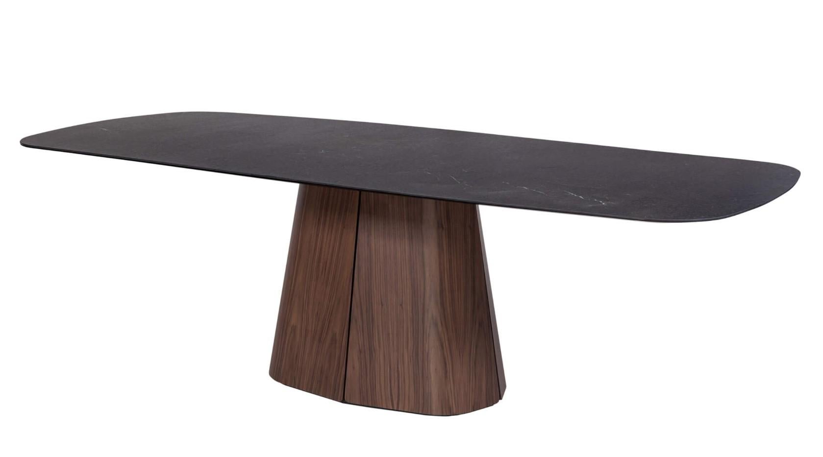 Pièce élégante et polyvalente qui allie un design innovant à des matériaux de haute qualité :
Dessus : Céramique 
Base : Laque
Les principales caractéristiques sont les suivantes :
La base est constituée de quatre éléments incurvés en