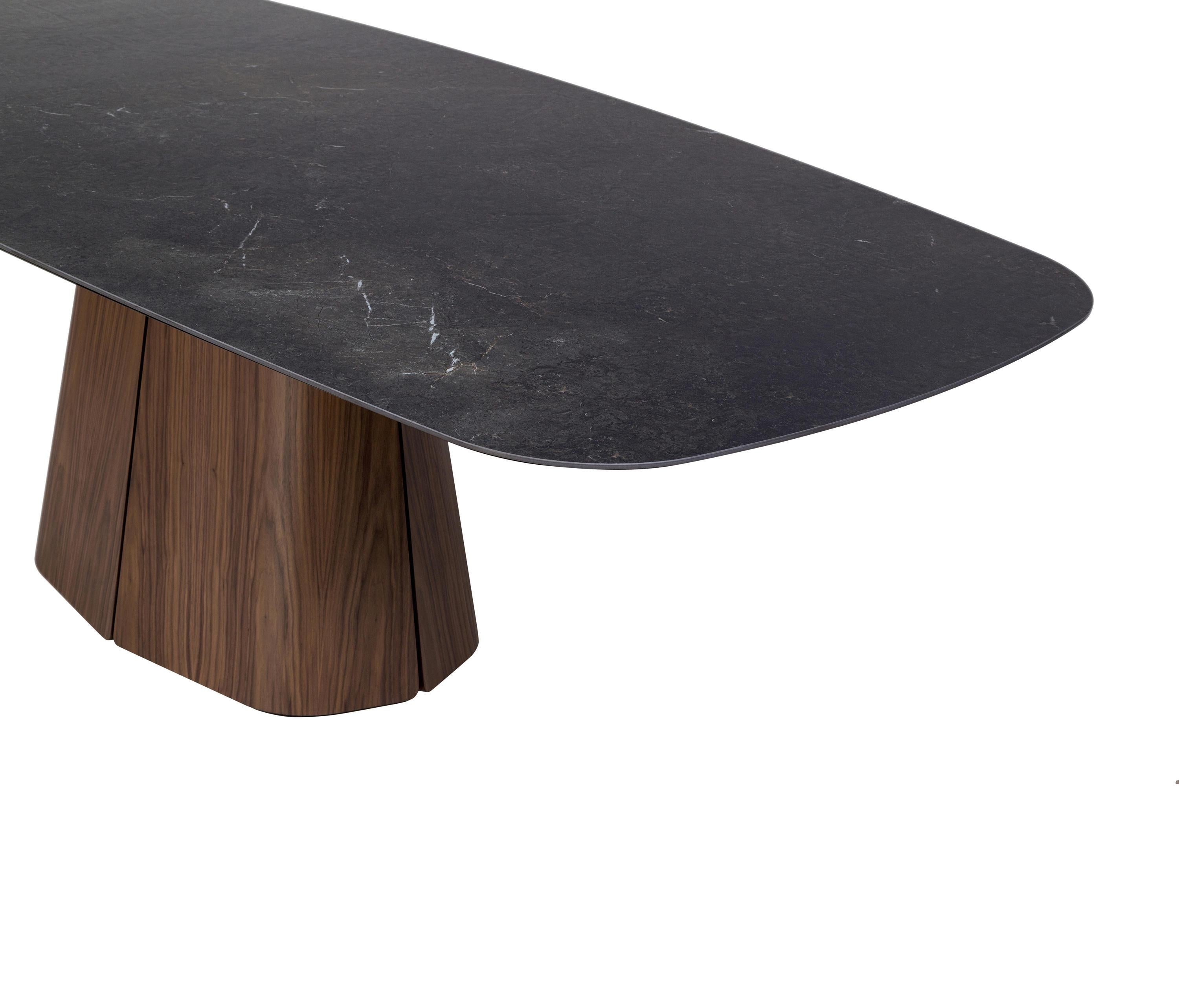 Moderne Table de salle à manger ovale avec base laquée sculpturale en vente