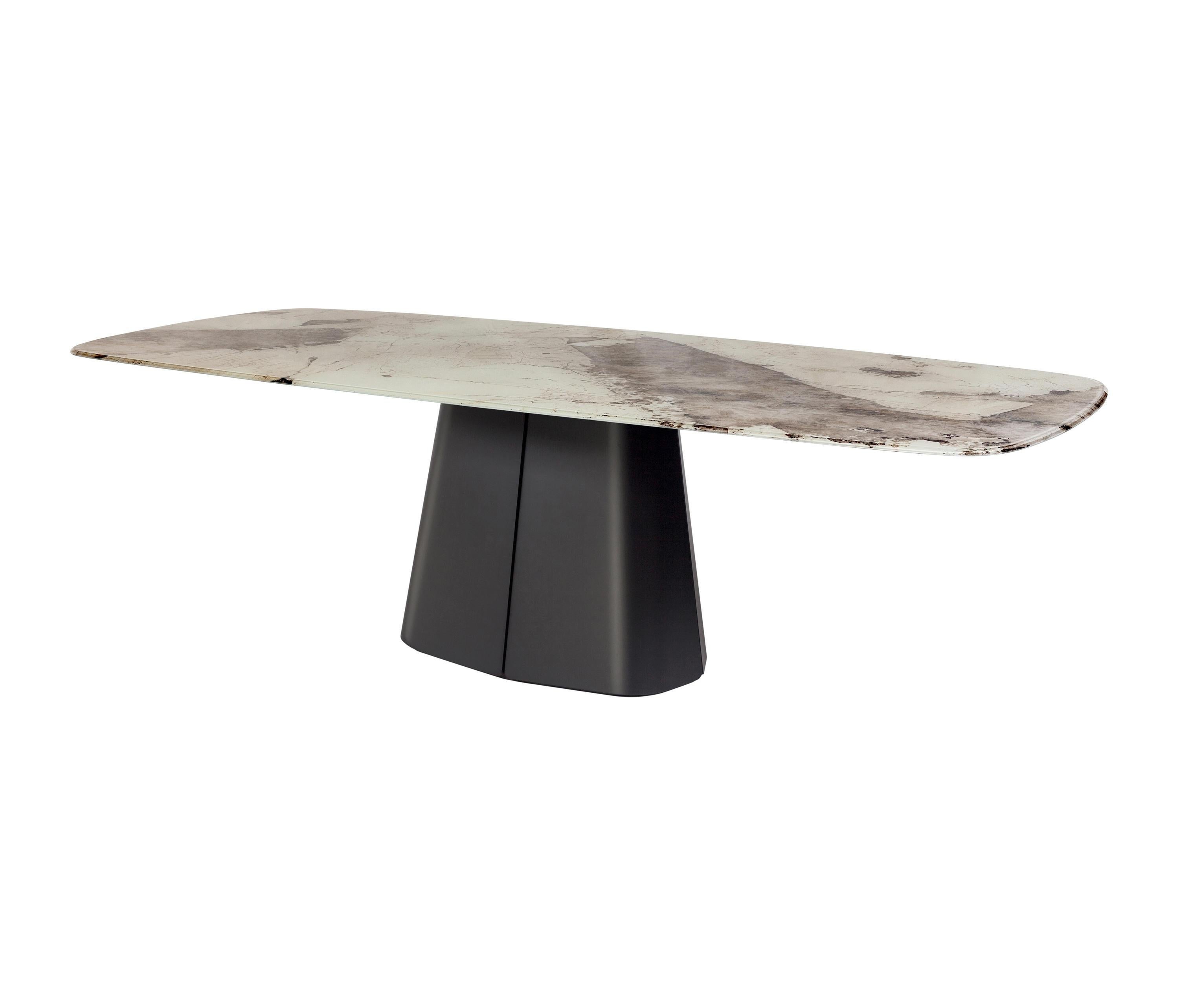 Bois Table de salle à manger ovale avec base laquée sculpturale en vente