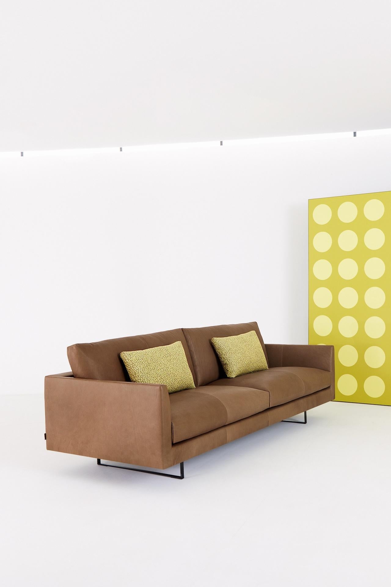 This sober design, unrivaled in comfort, has grown to be
an icon of our time. Its notable frame, almost entirely
hidden from view, creates an open appearance. The
elements come finished on all sides and can be arranged
flexibly, just like the