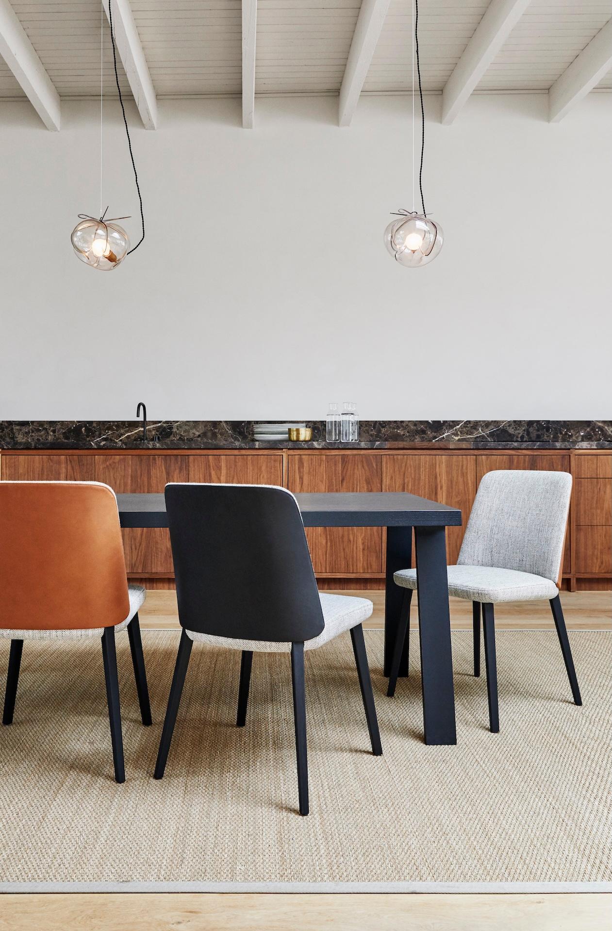 Der BACK ME UP Chair unterstützt Sie bei Ihrer täglichen Arbeit
Leben. Die organische Rückenlehne des Stuhls heißt Sie herzlich willkommen
und federt sanft bei jeder Ihrer Bewegungen mit. Die
Hochwertiger Schaumstoff in Sitz und Rückenlehne bietet