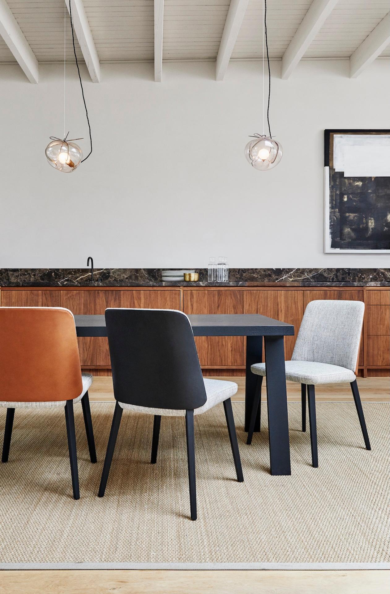 Naturally good
Doble is a table whose wooden top is held up by two
graceful solid wooden support structures in parallel. The
straight top has openings on either side for two decorative
braces.
Material
Flawless solid oak, ash
or american