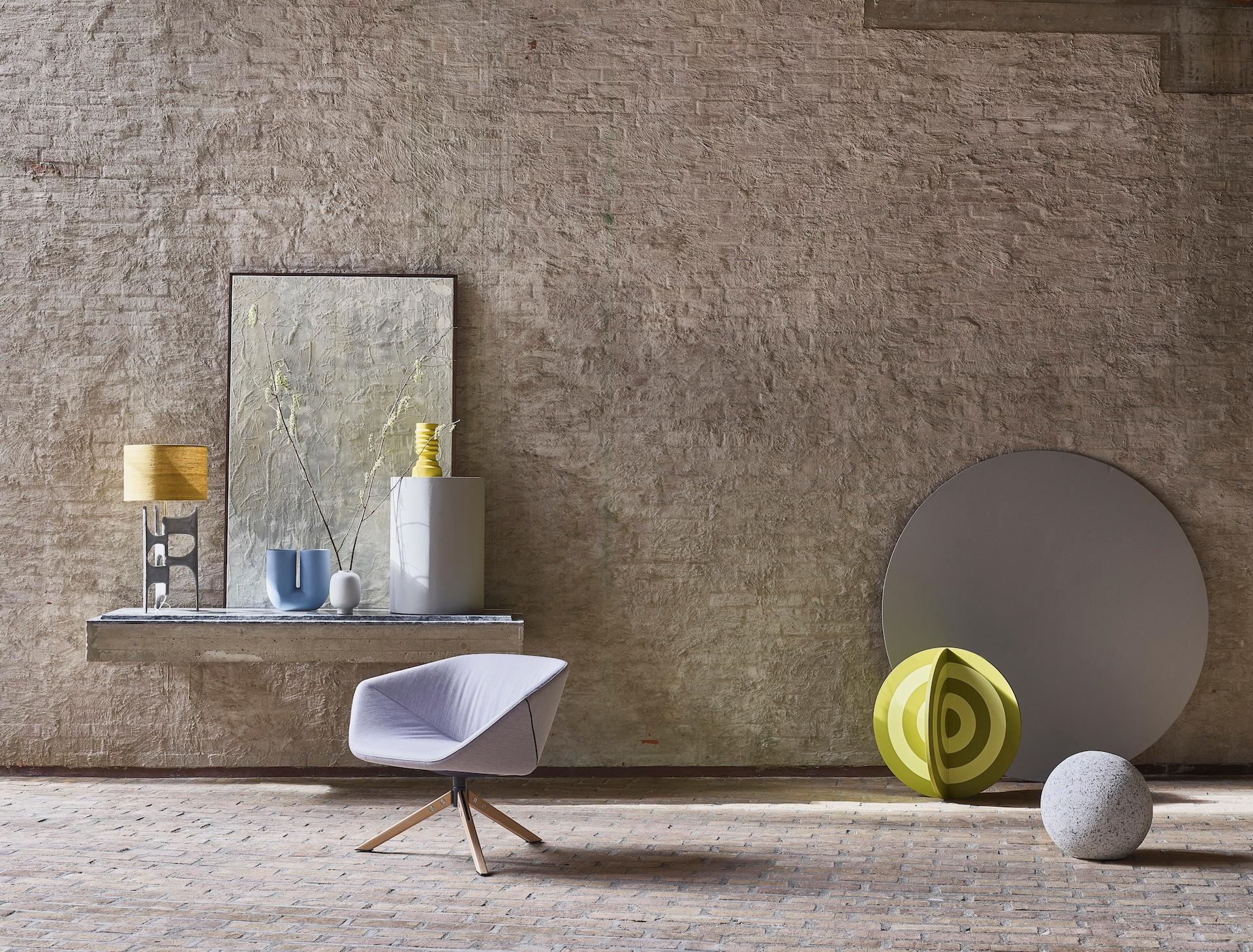 Gracias a su sofisticada construcción de carcasa, Ella es una silla giratoria extraordinariamente flexible, tanto en casa como en espacios públicos.
Además de este elegante original, ahora también damos la bienvenida a la mesa a Ella Soft. Con su